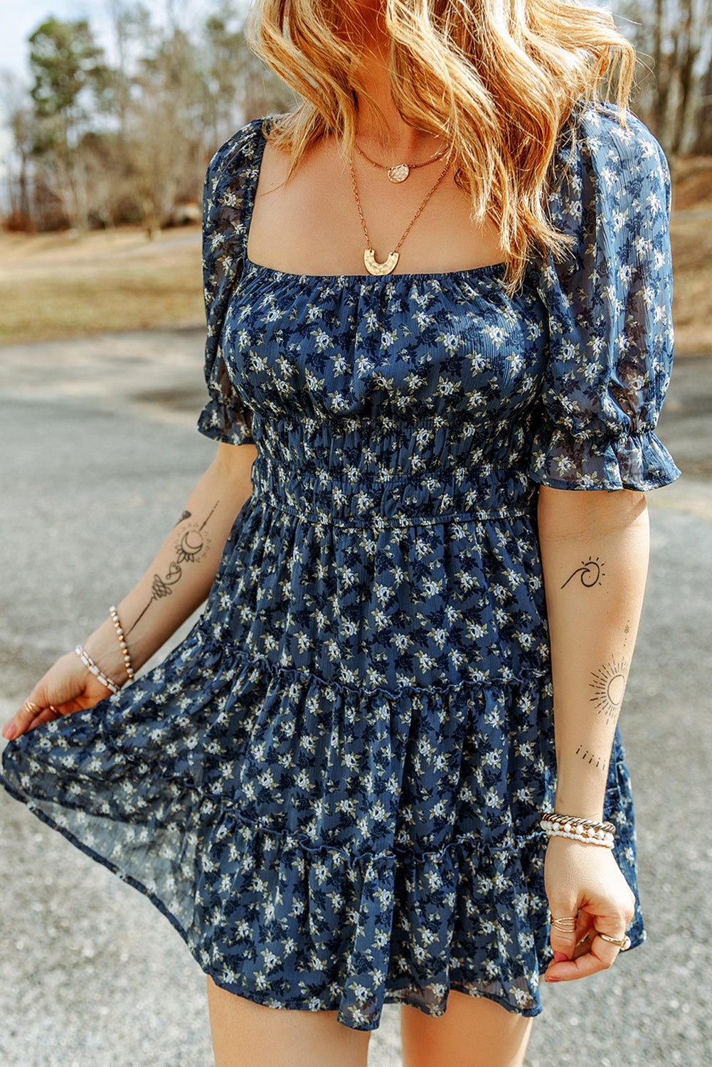 Robe courte à volants et volants à plusieurs niveaux et smockée à fleurs bleu voile