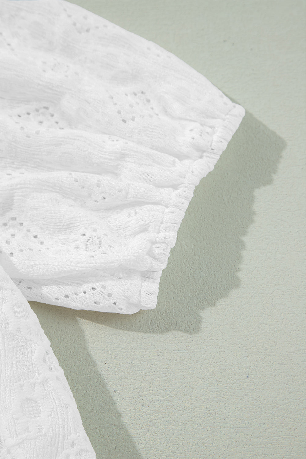 Chemise boutonnée à manches bouffantes et col en V en dentelle