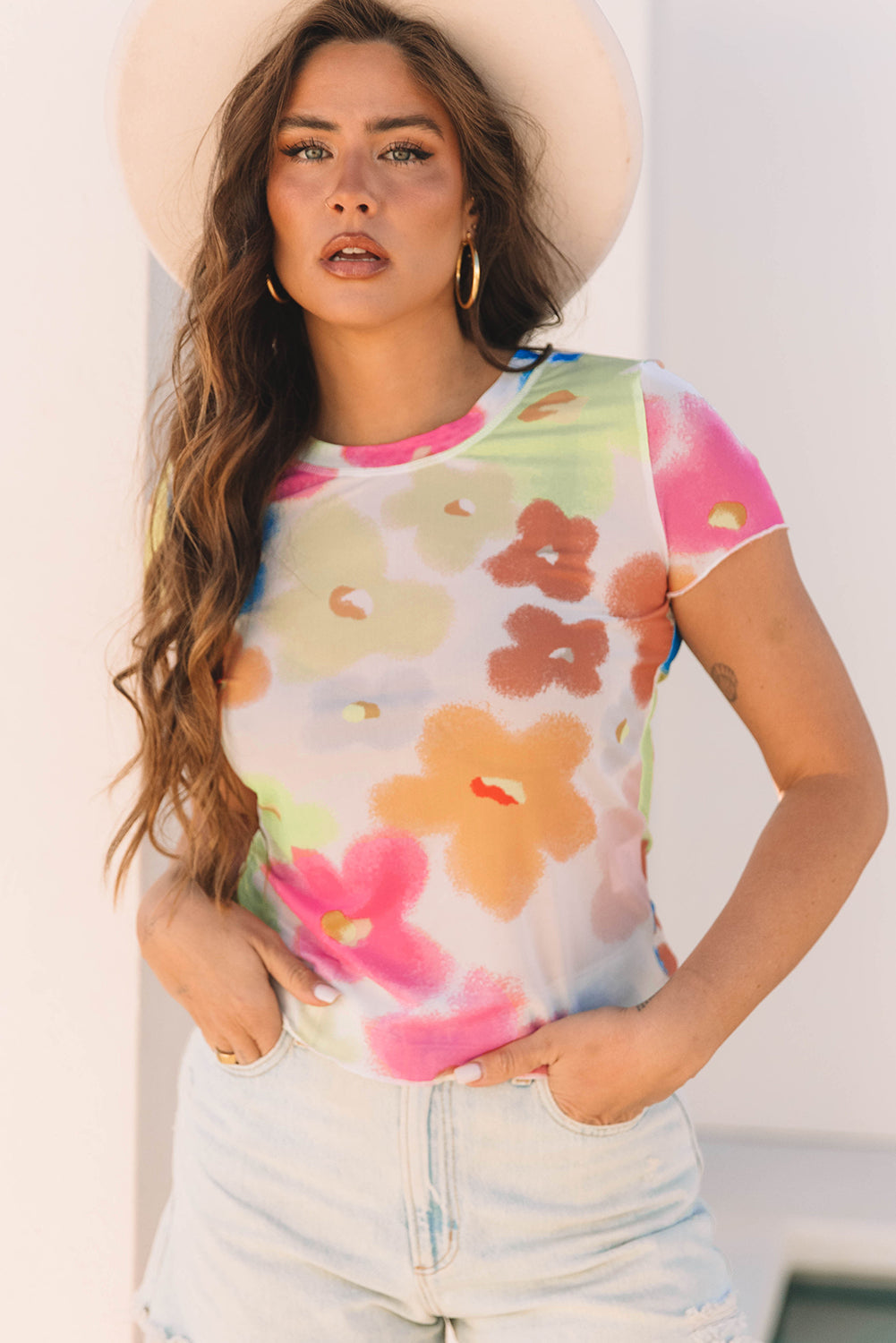 T-shirt court en maille fleurie avec bordure en laitue