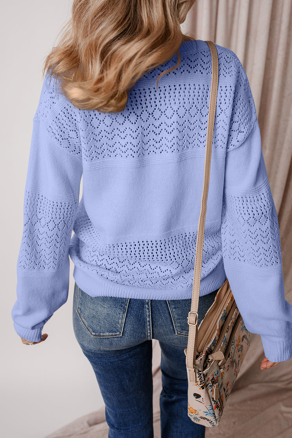 Pull à col en V et épaules tombantes avec motif à œillets
