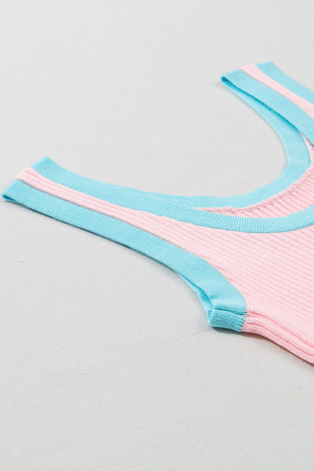 Débardeur à col en U en tricot côtelé à bords color block