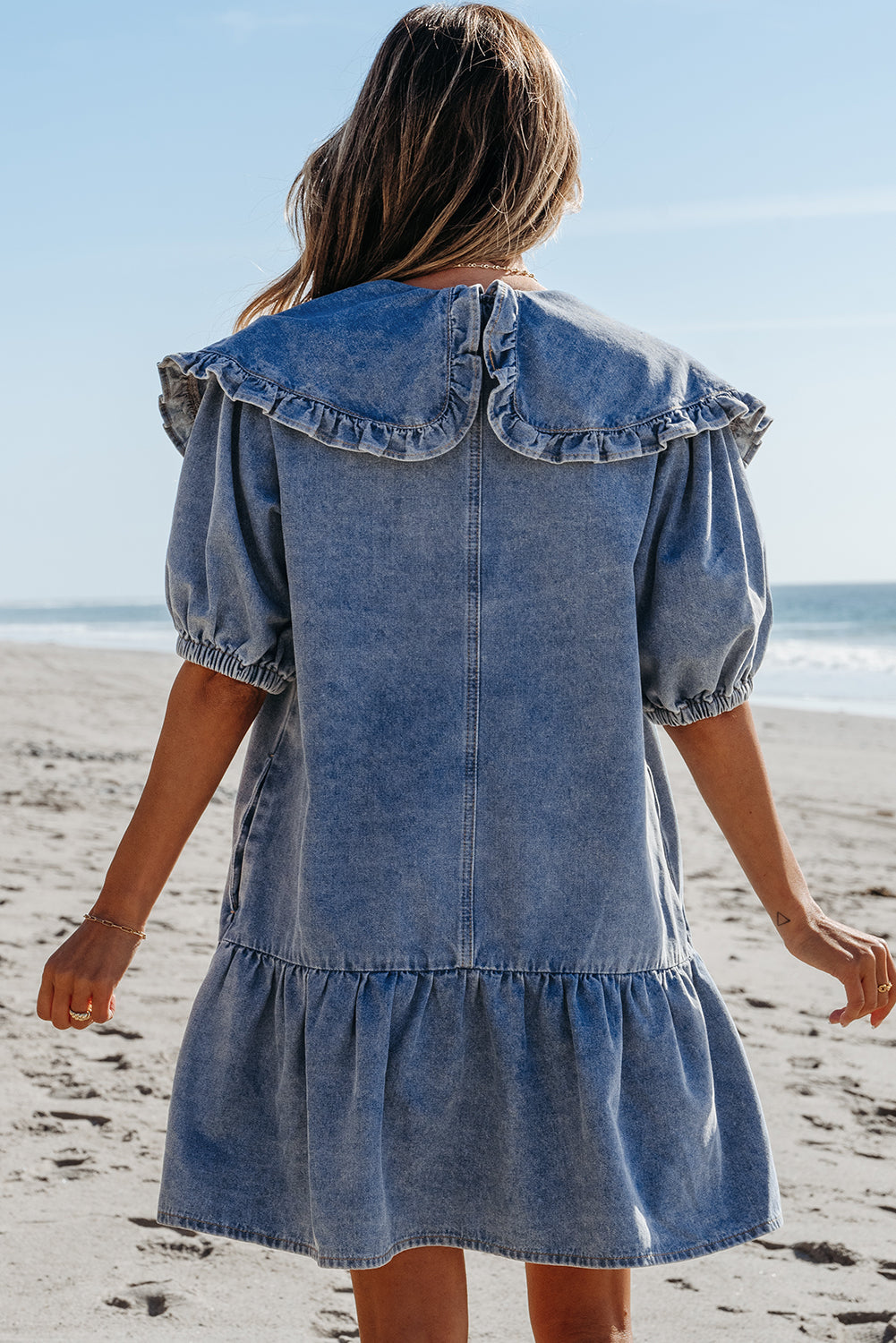 Mini-robe en jean à col volanté, poches latérales et manches bouffantes