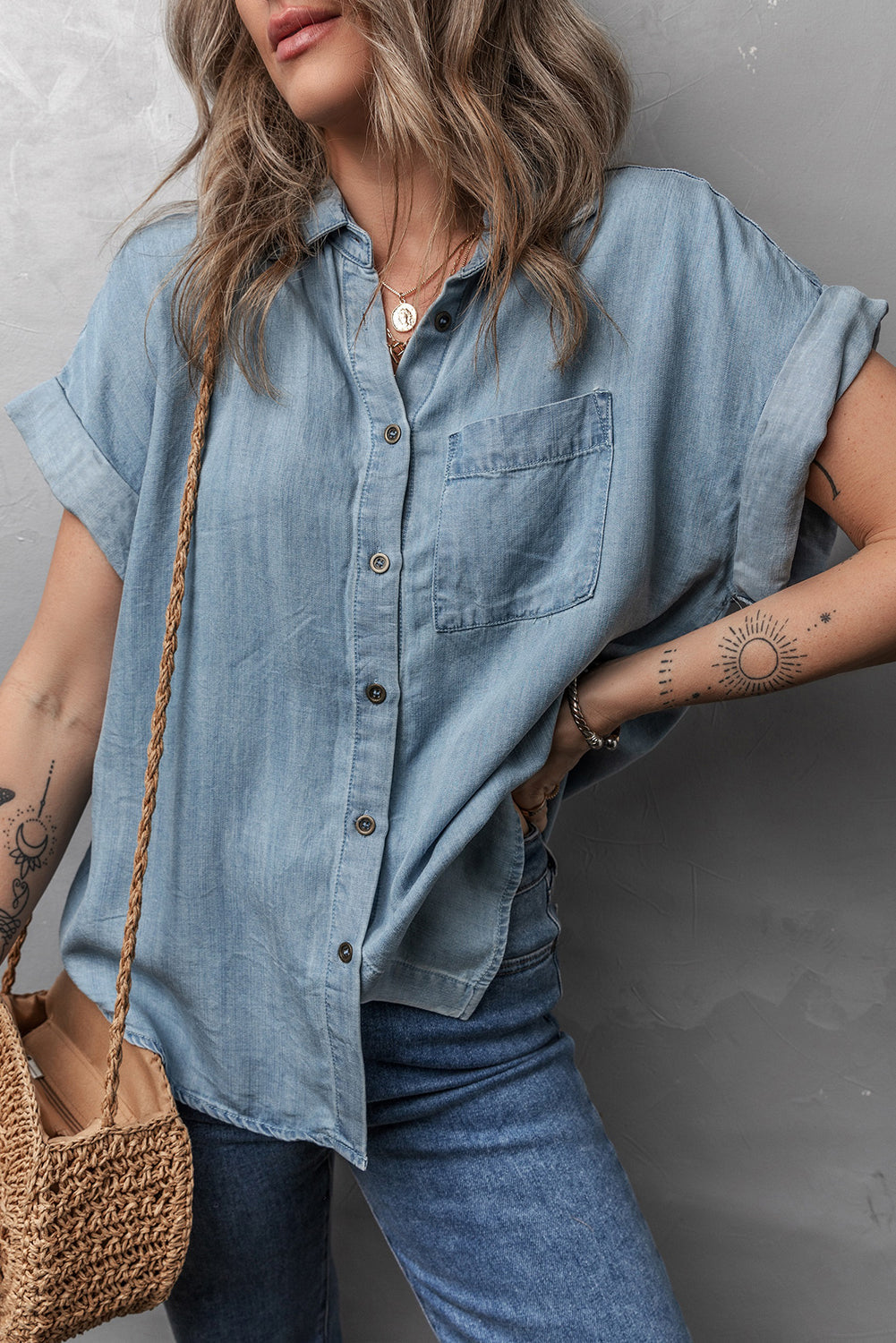 Chemise en jean à manches courtes pliées et poches plaquées