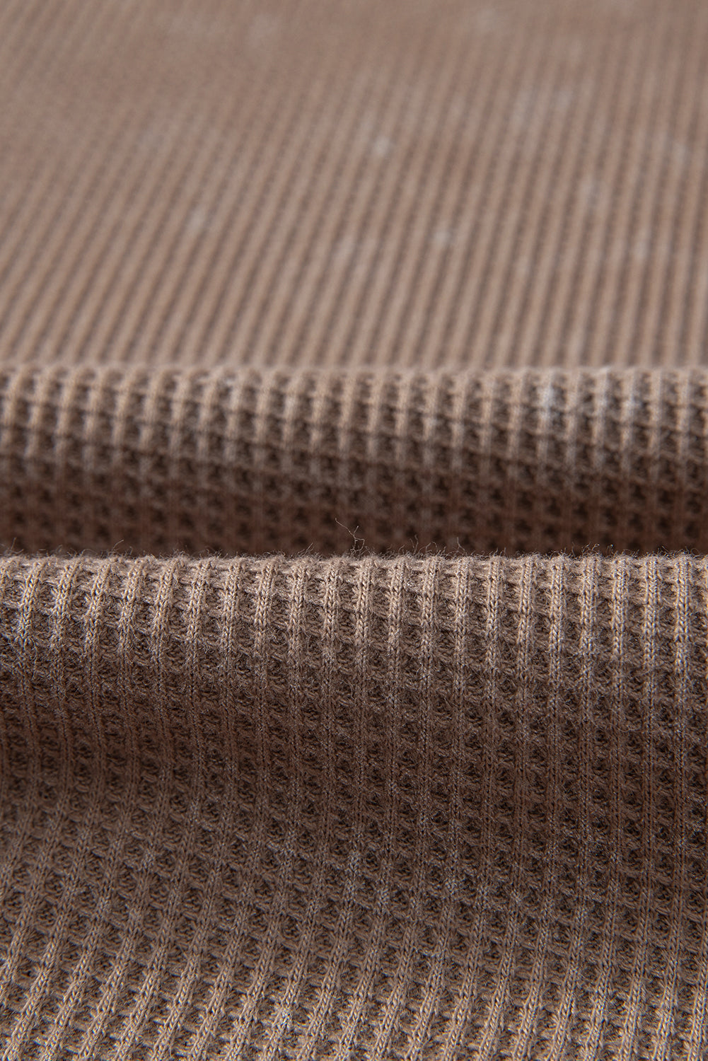 Haut a manches longues et encolure boutonnée en tricot gaufré délavé a l'acide