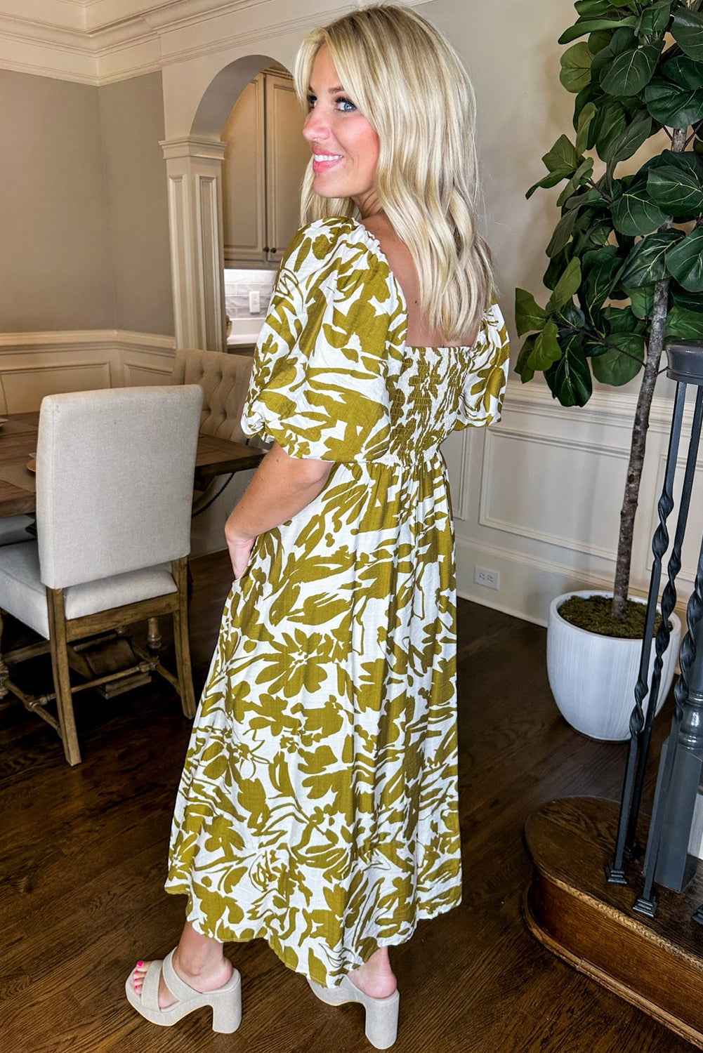 Robe longue fleurie taille haute à col carré et bordure festonnée