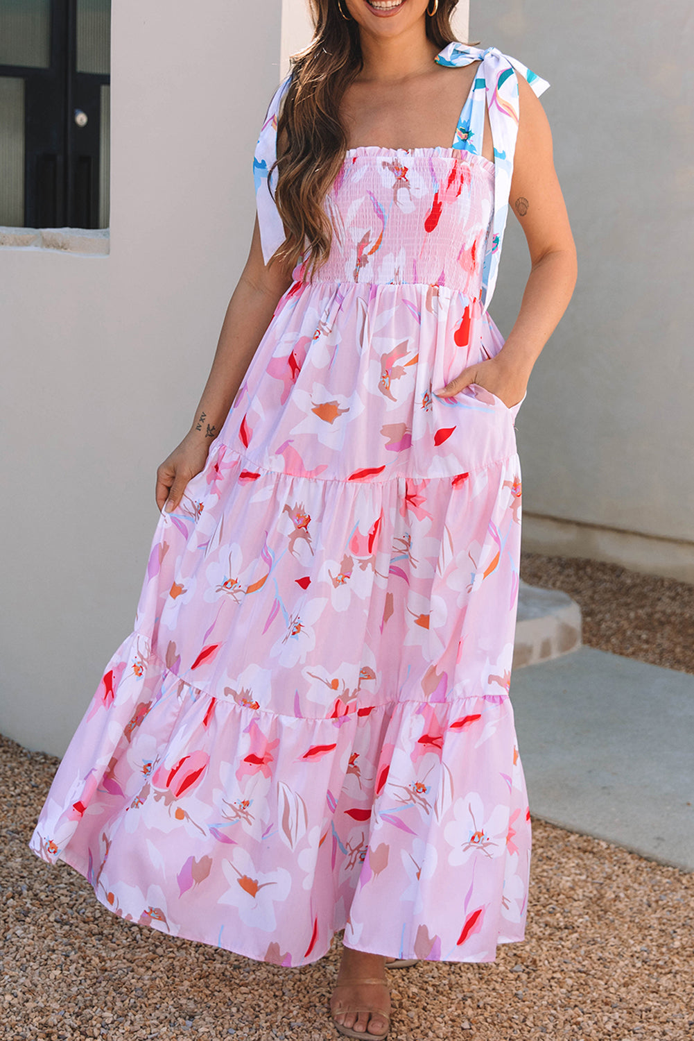 Robe longue smockée à imprimé floral et épaules nouées