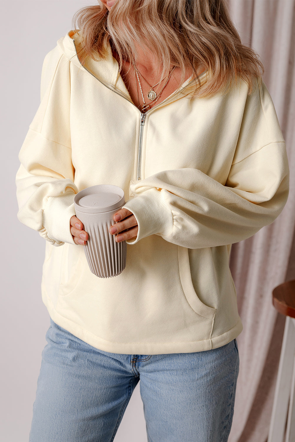 Sweat à capuche ample avec demi-fermeture éclair et poches kangourou doublées en polaire