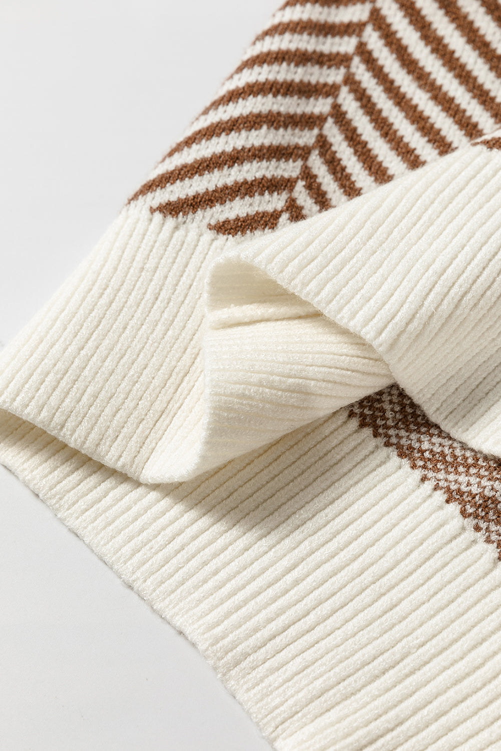 Pull a épaules tombantes et col rond a bords contrastés