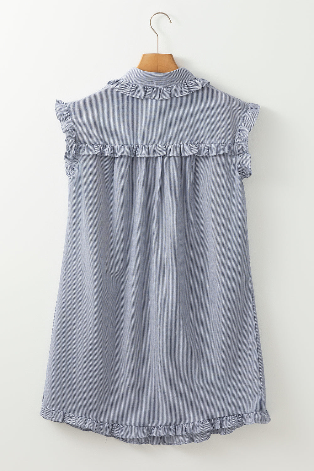 Mini-robe boutonnée sans manches à volants et poche avant