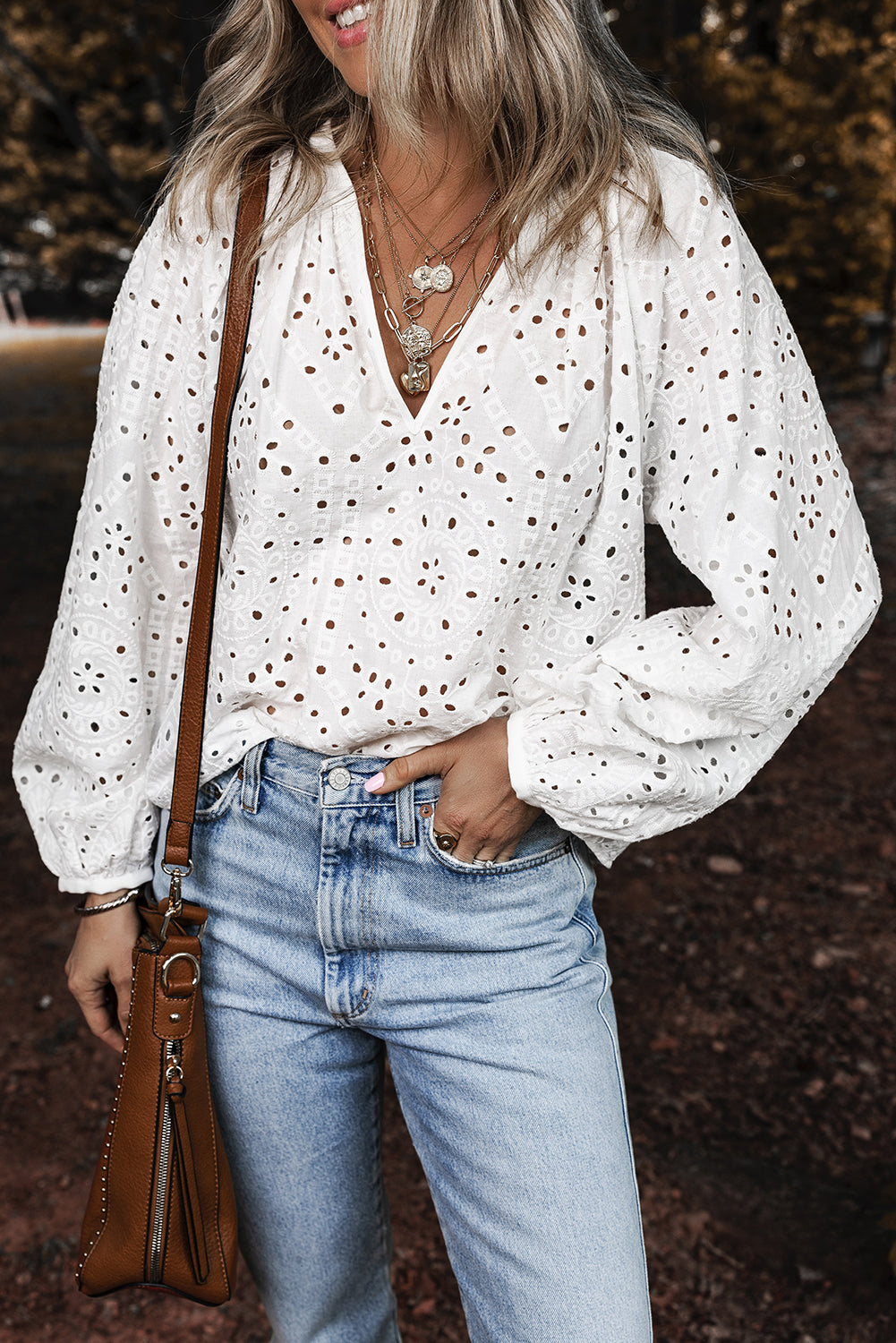 Blouse a col en V et manches bouffantes brodées a œillets