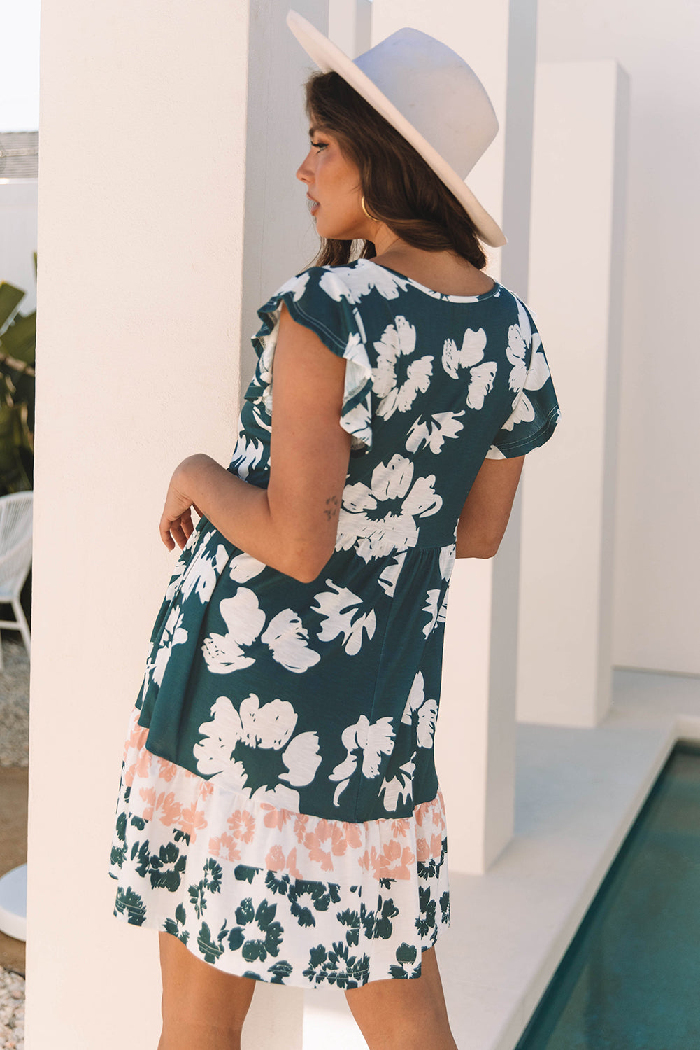 Mini-robe taille empire à imprimé floral et manches à volants