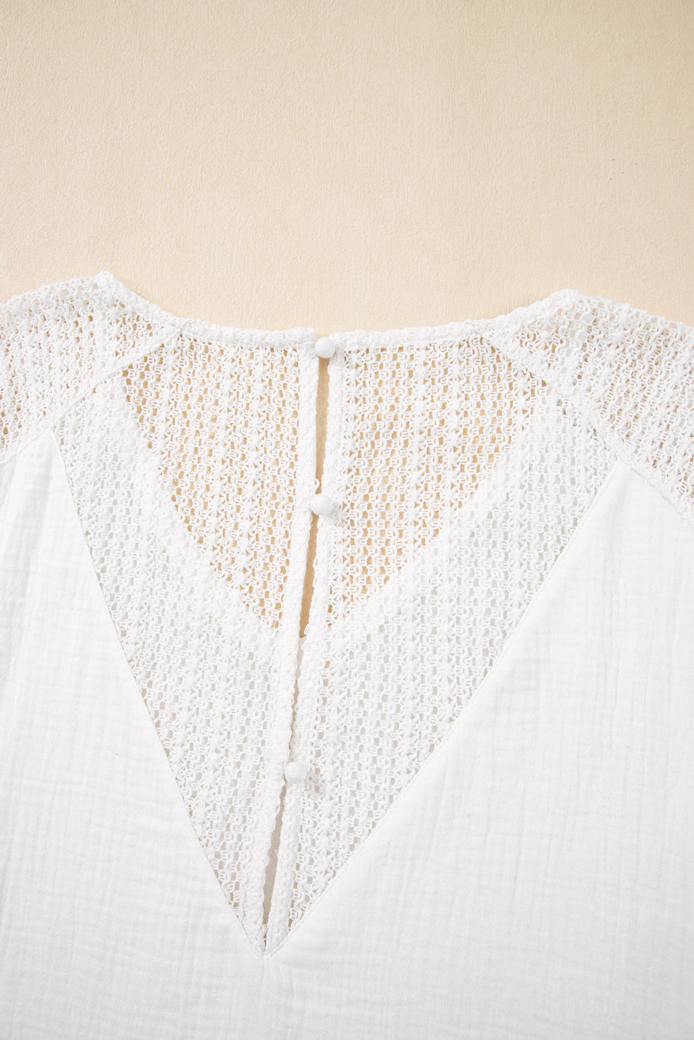 T-shirt à col en V et boutons texturés en dentelle crochetée