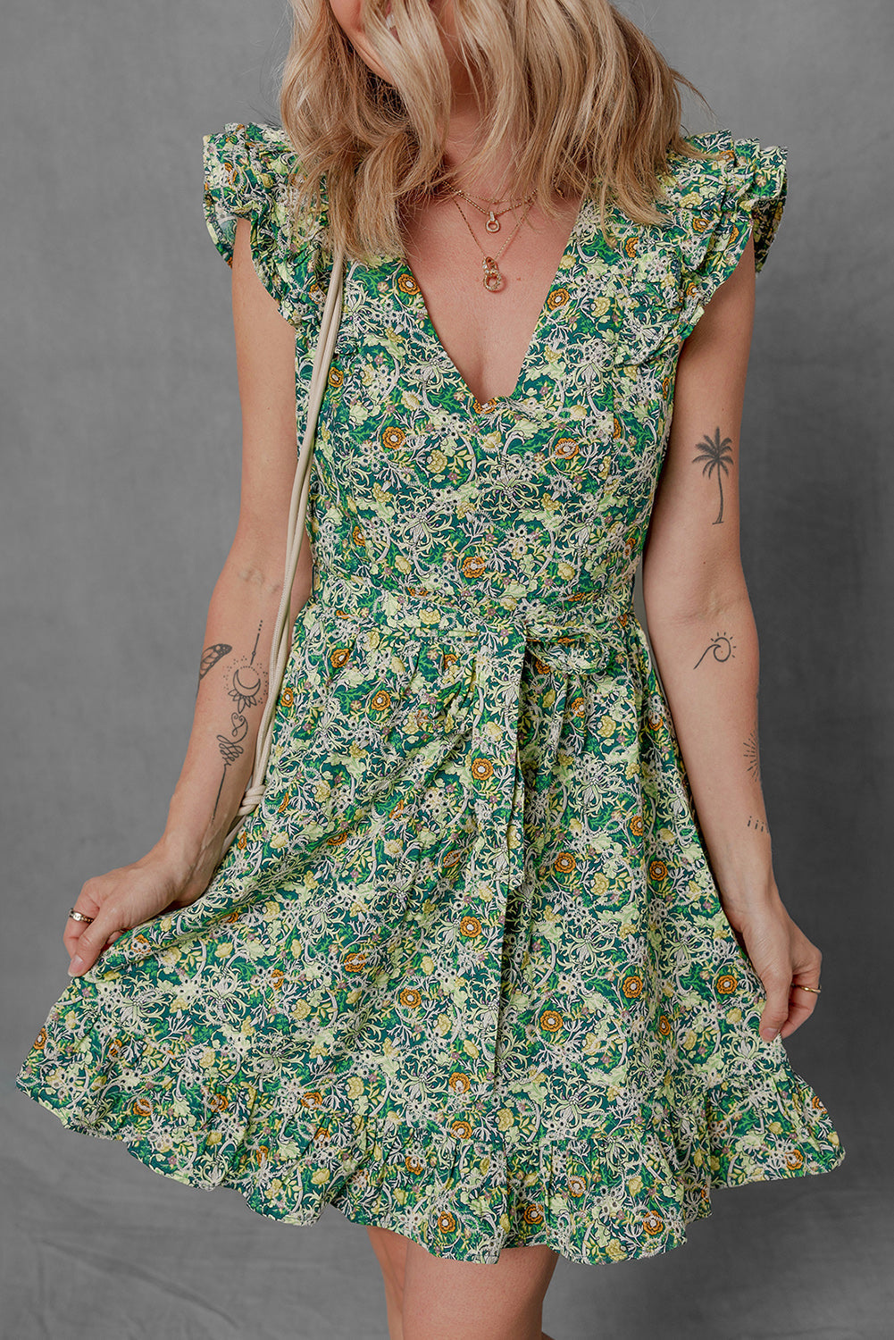 Robe courte à volants, col en V, manches flottantes et imprimé floral