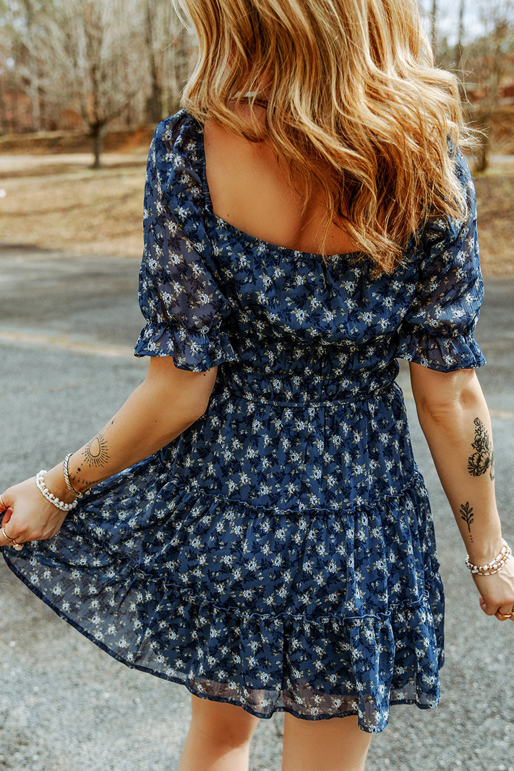 Robe courte à volants et volants à plusieurs niveaux et smockée à fleurs bleu voile