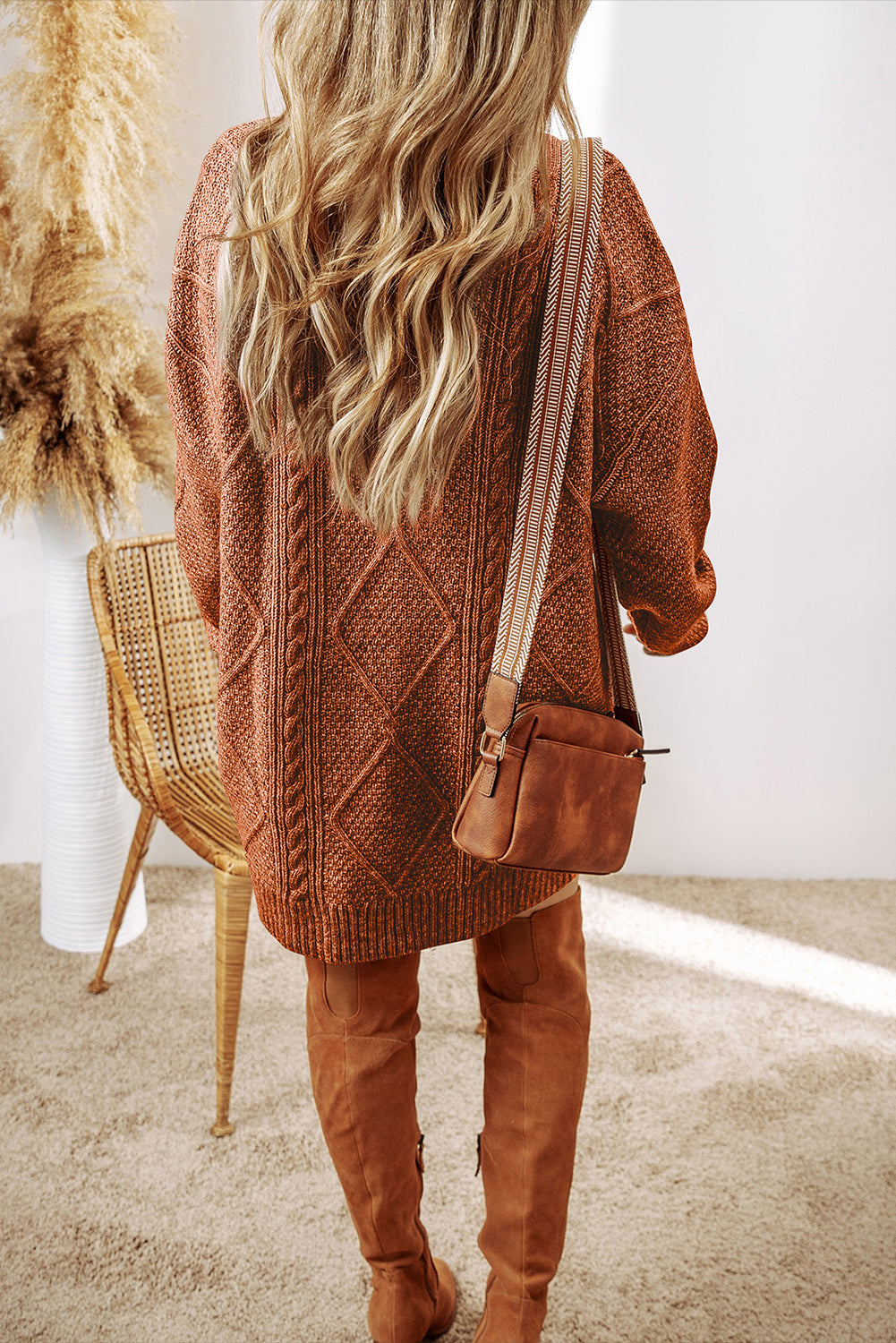 Robe pull coupe ample en tricot torsadé a épaules tombantes