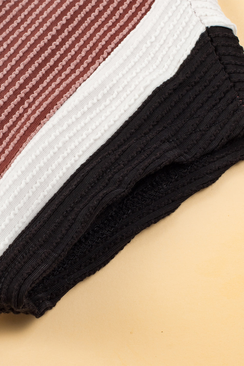 Robe t-shirt texturée avec poche plaquée et bords color block