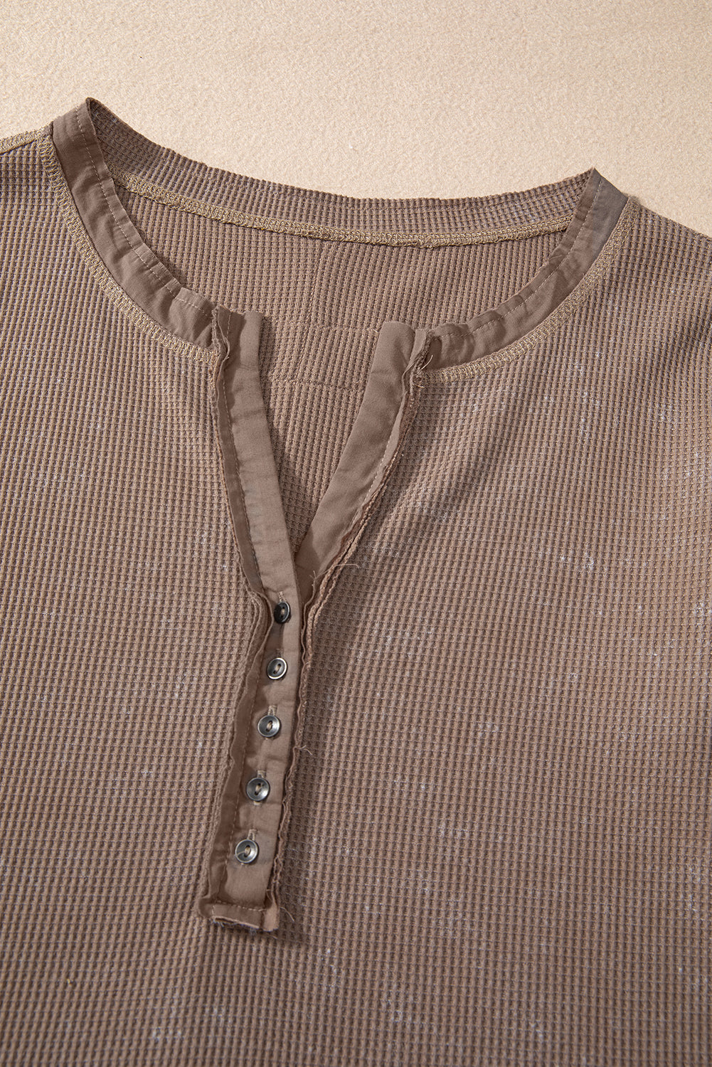 Haut a manches longues et encolure boutonnée en tricot gaufré délavé a l'acide