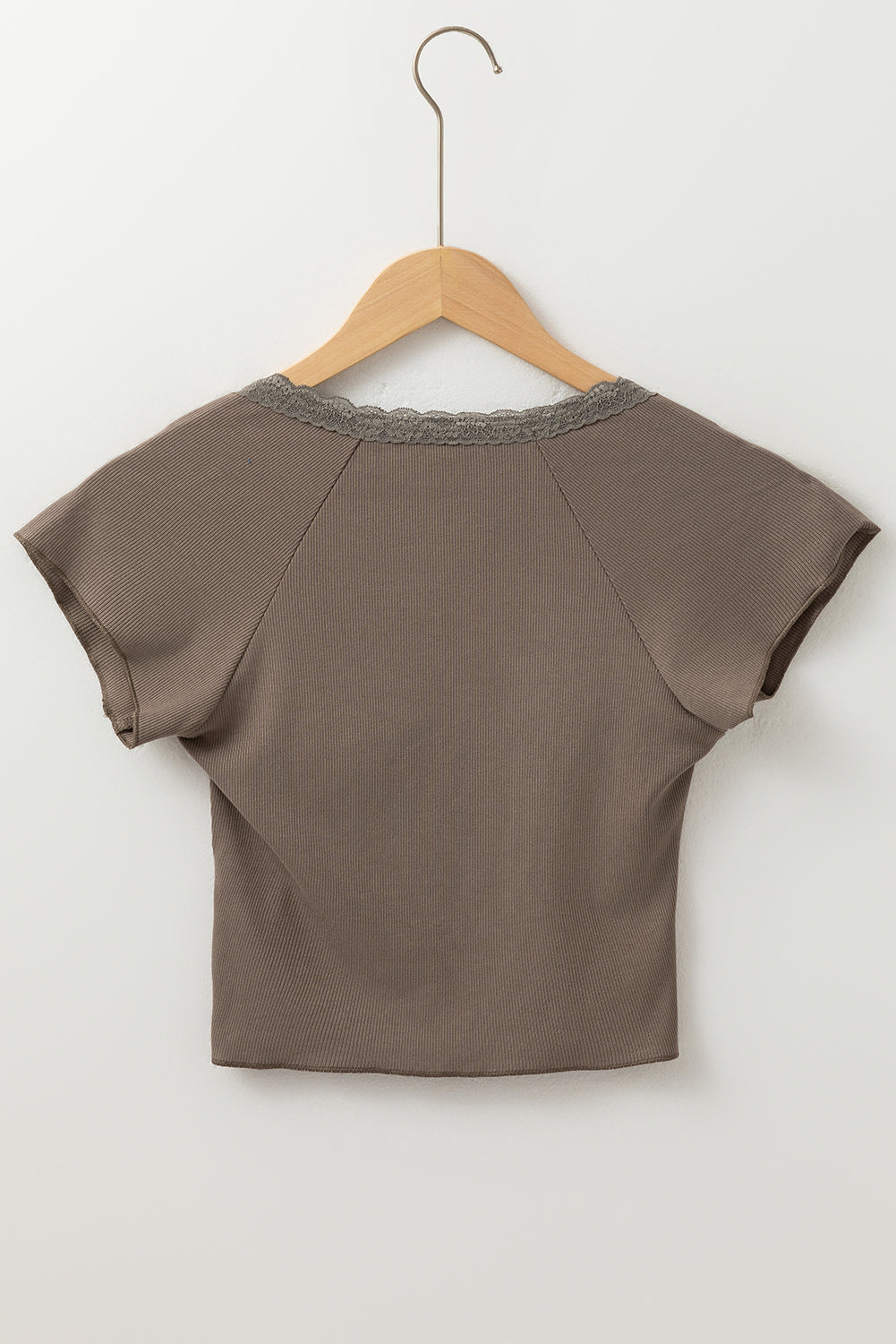 T-shirt slim à col en V et dentelle