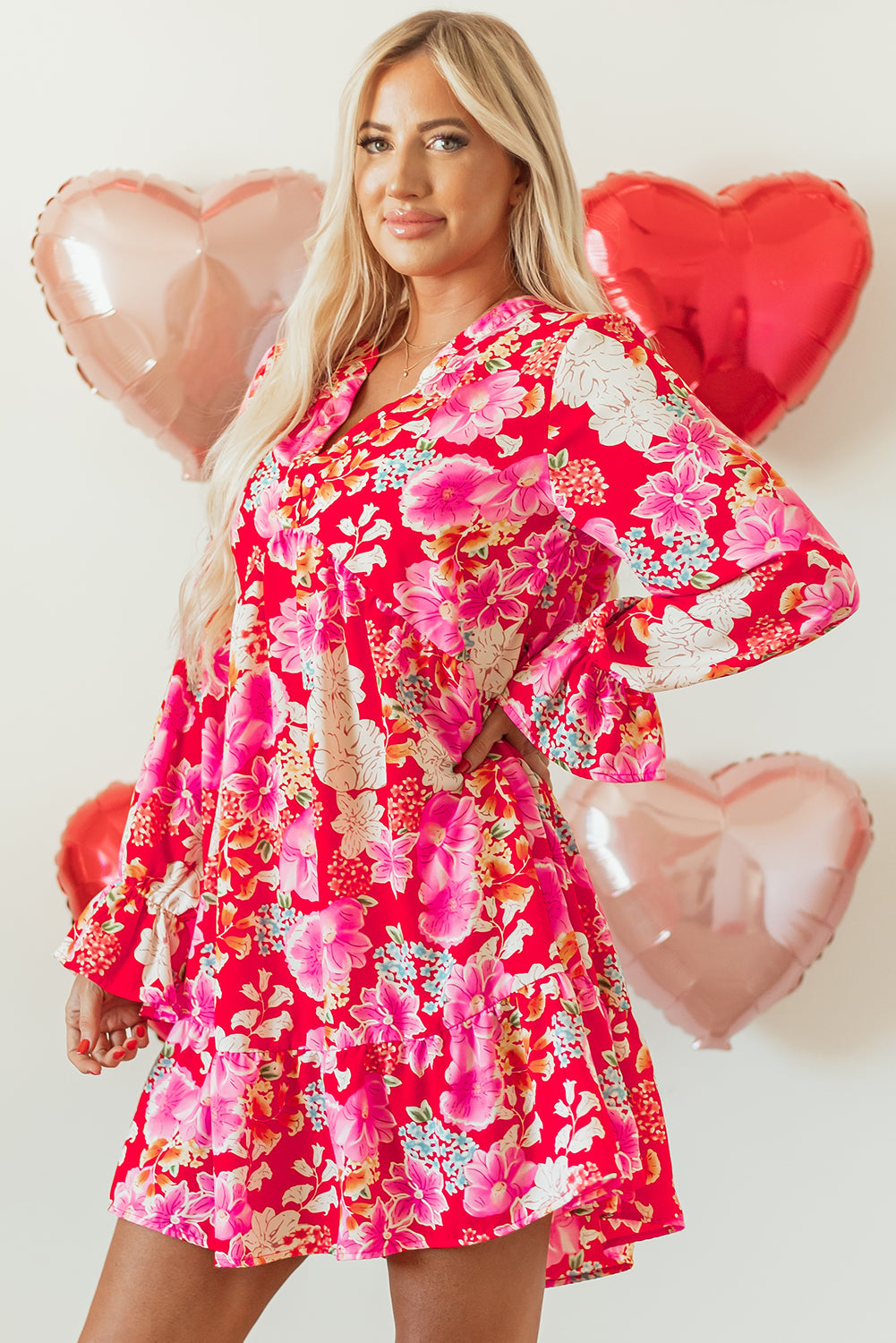 Mini-robe babydoll taille haute a imprimé floral et col en V