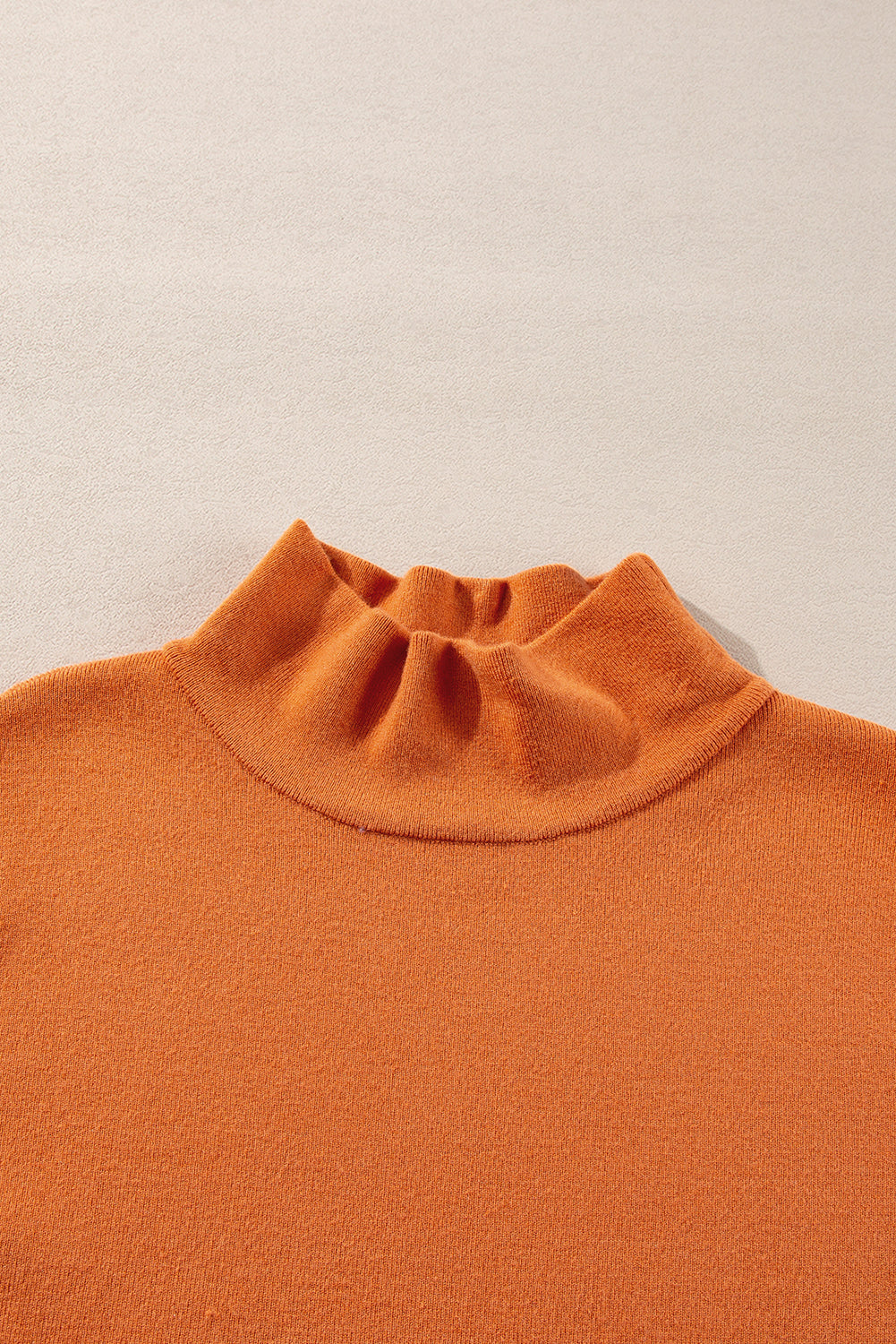 Pull coupe slim a col montant et bords contrastés