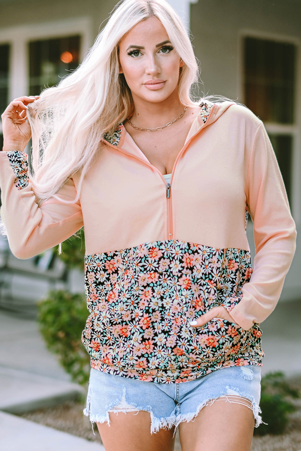 Sweat à capuche avec poche kangourou et patch floral à demi-zip