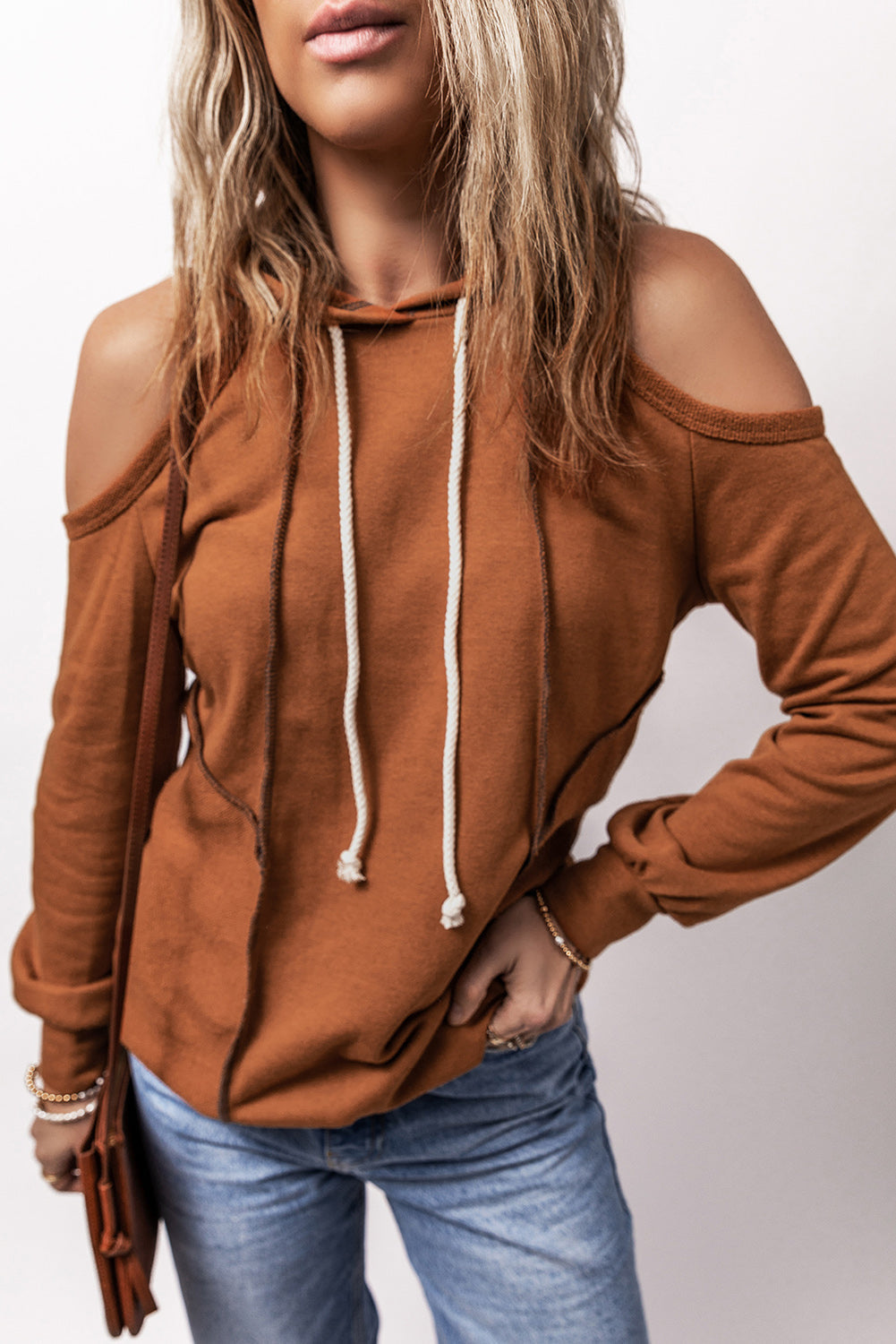 Sweat à capuche avec cordon de serrage et épaules dénudées à coutures apparentes