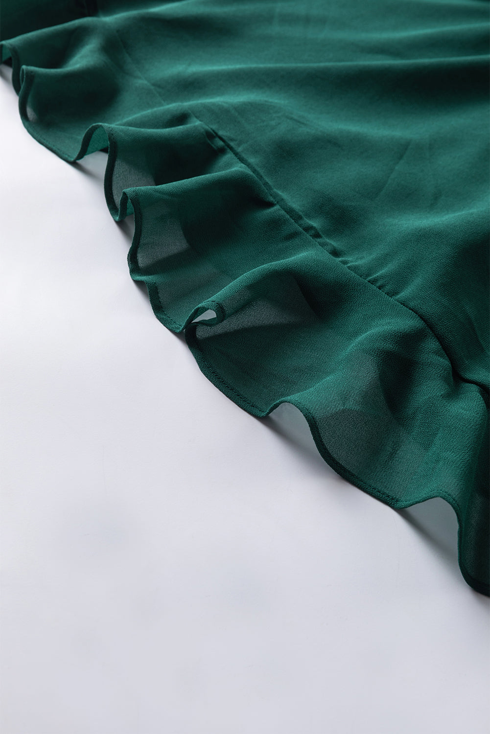 Robe midi froncée a dos ouvert et col en cœur a volants