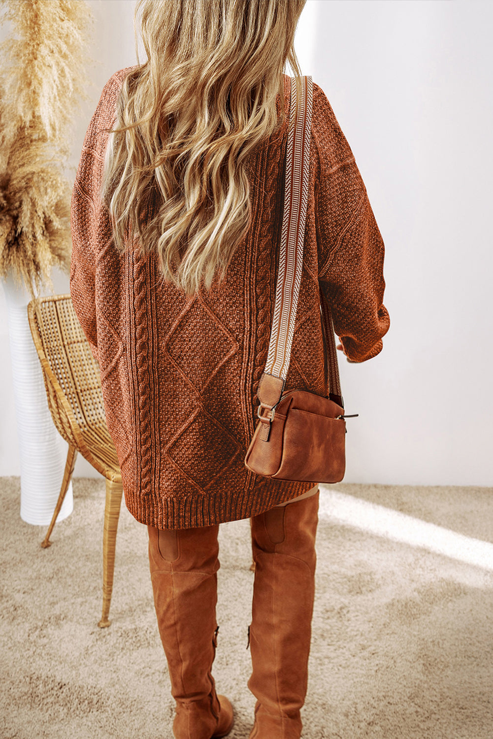 Robe pull coupe ample en tricot torsadé a épaules tombantes