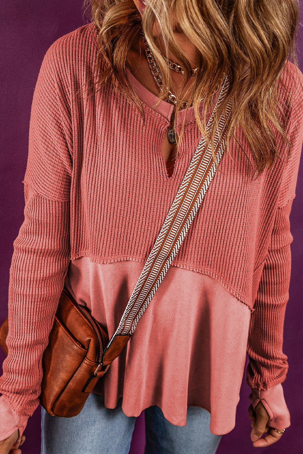 Haut patchwork en tricot gaufré à col fendu et coutures apparentes