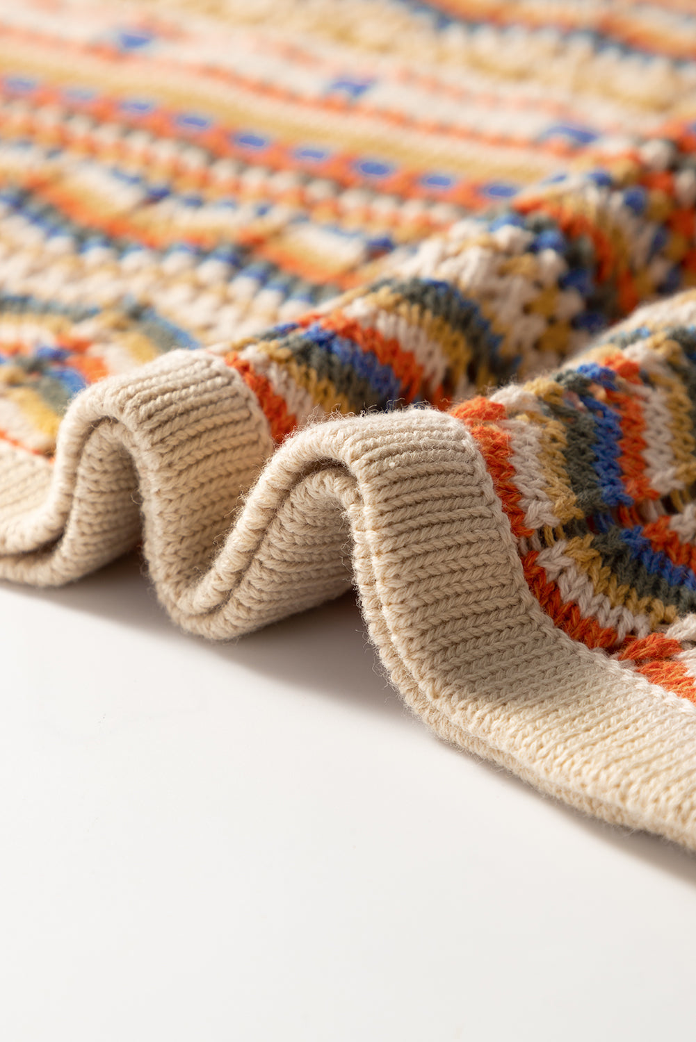 Gilet col rond en crochet à œillets