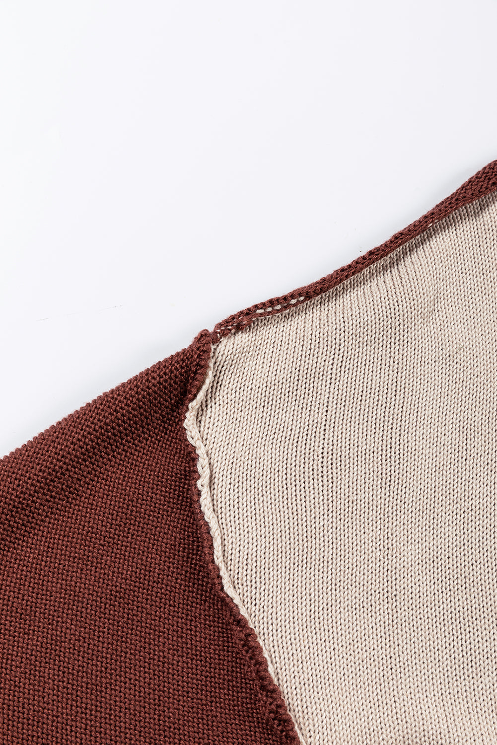 Pull à bordure côtelée et manches évêque color block