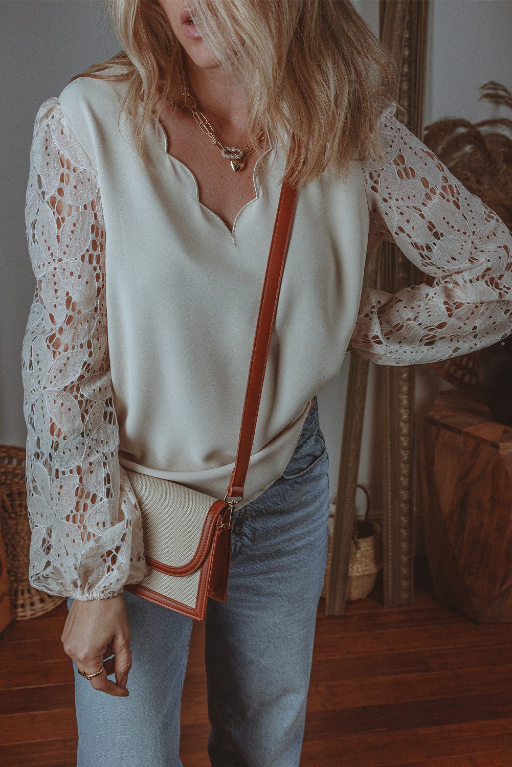 Blouse festonnée a manches lanternes creuses en dentelle a encolure en V