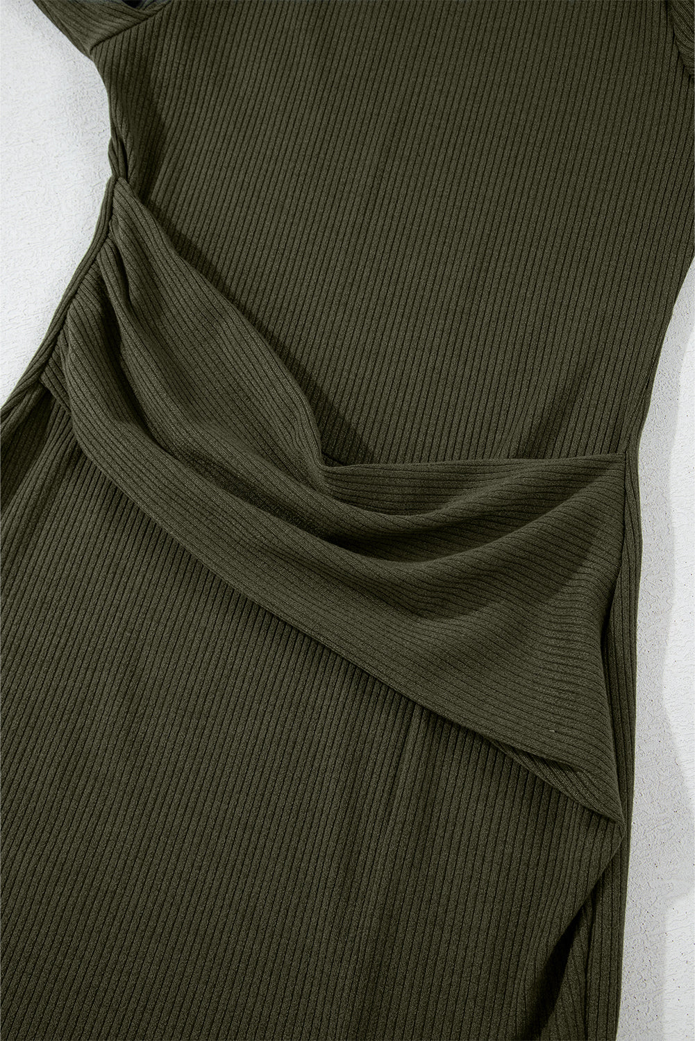 Mini-robe côtelée a manches longues et fente latérale froncée