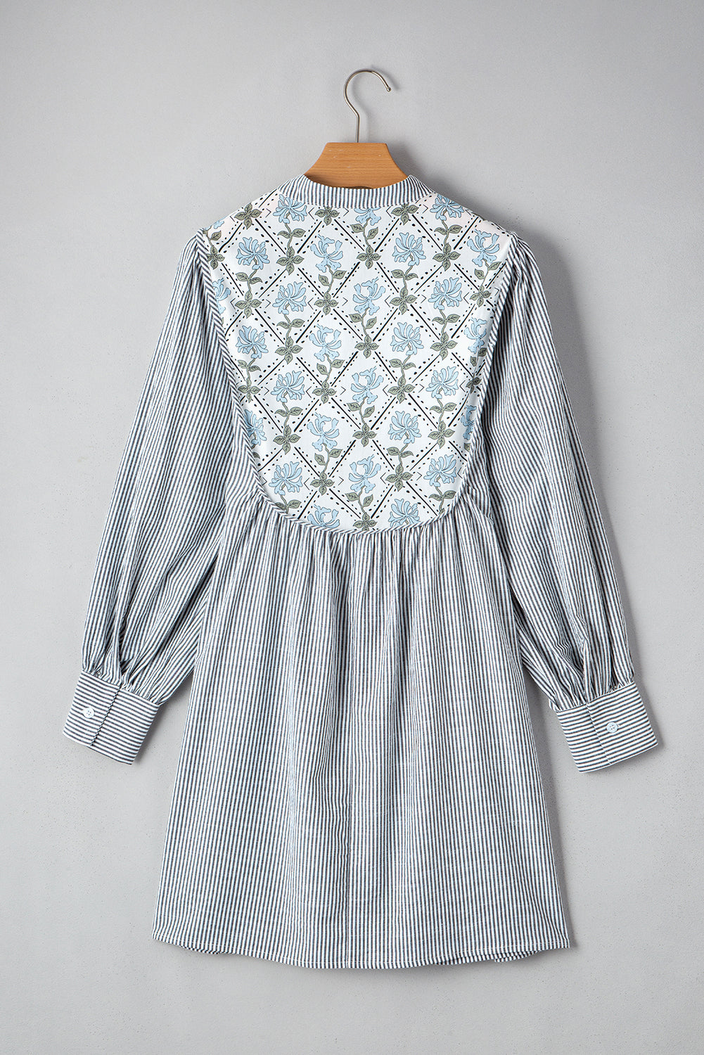 Mini-robe droite à manches longues et col en V noué en patchwork floral