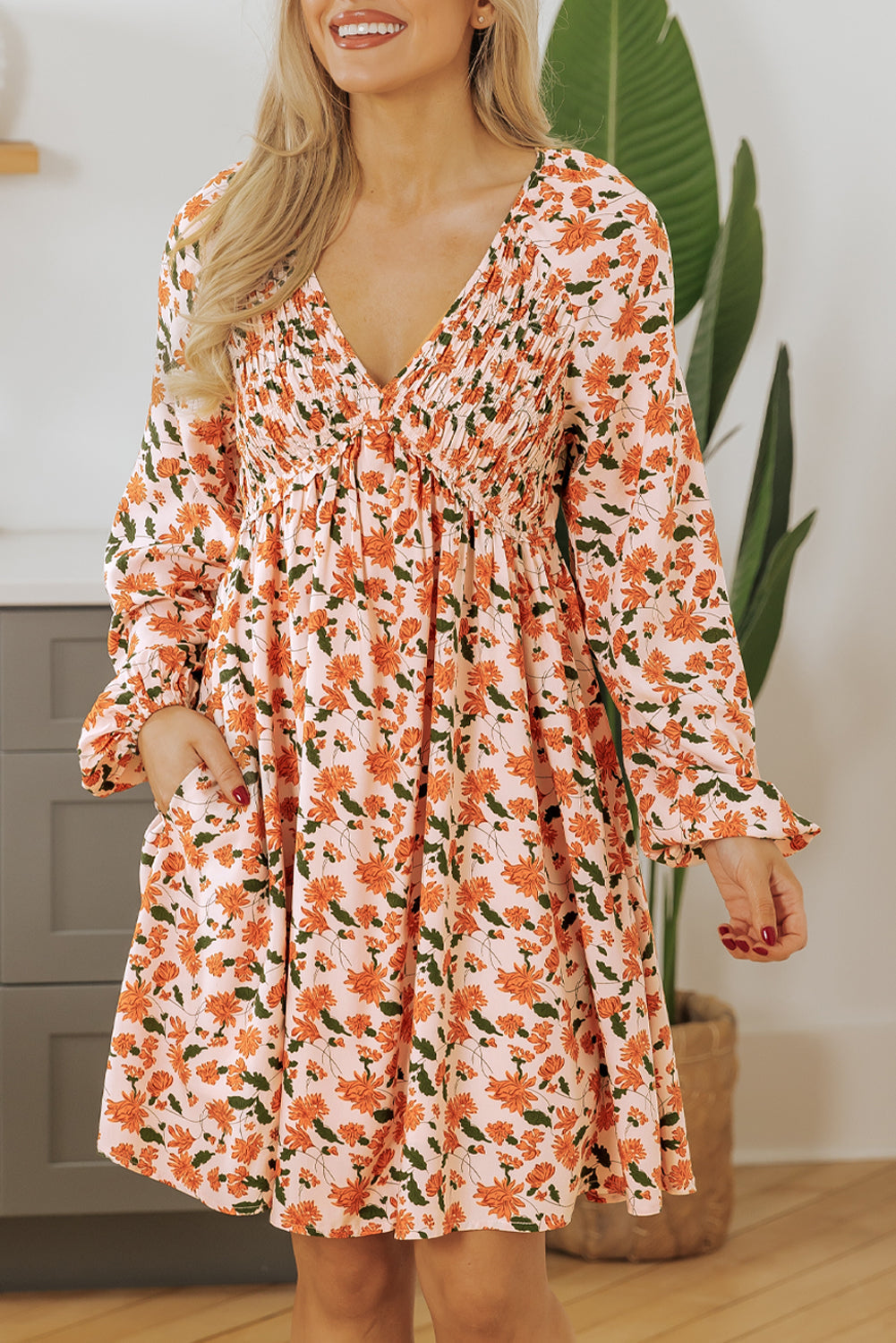Robe babydoll florale a col en V profond, buste smocké, manches bulles