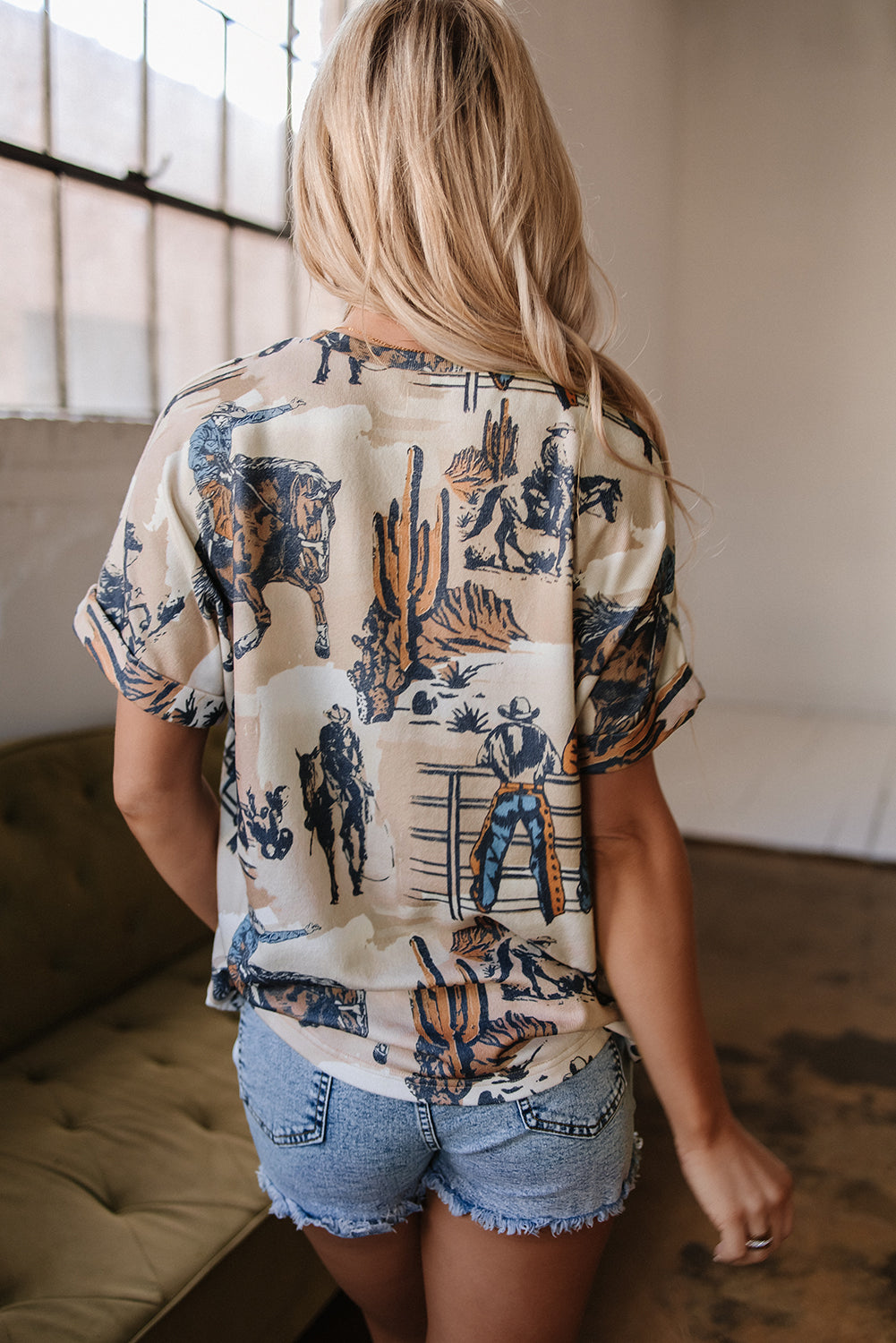 T-shirt ras du cou à manches retroussées et imprimé cowboy western