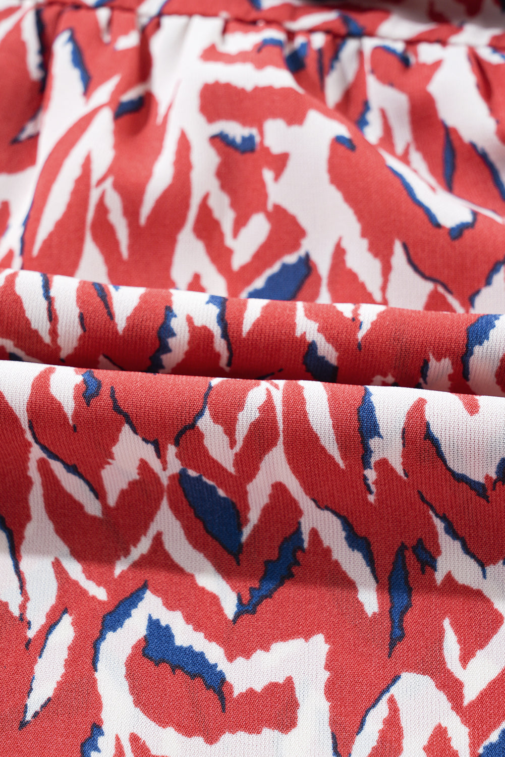 Robe midi plissée taille haute a col en V et imprimé abstrait