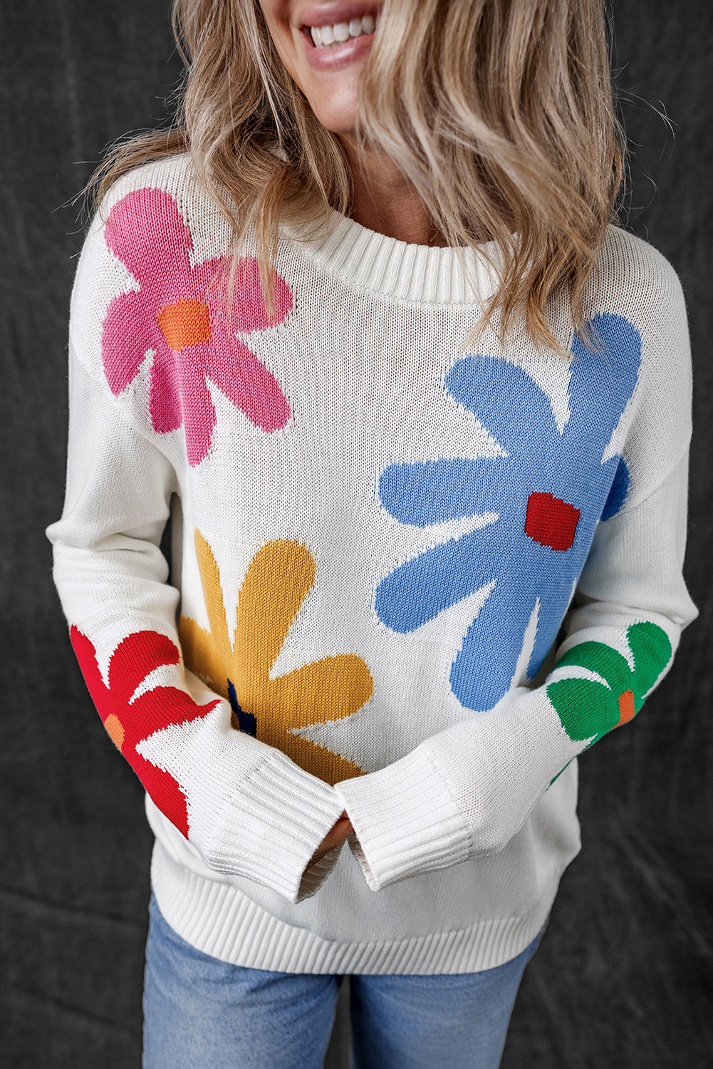 Pull a col rond a motif de grandes fleurs colorées