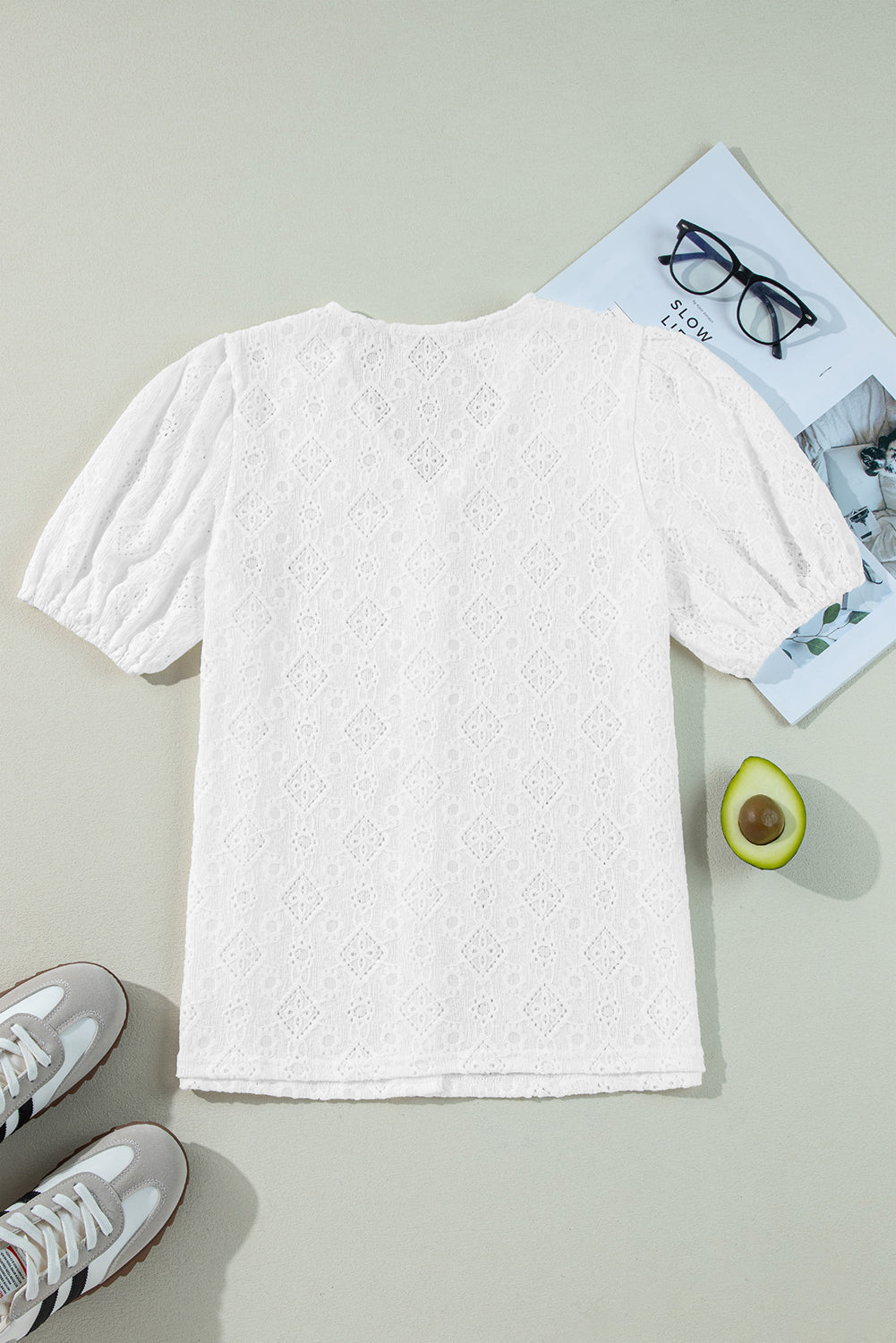 Chemise boutonnée à manches bouffantes et col en V en dentelle