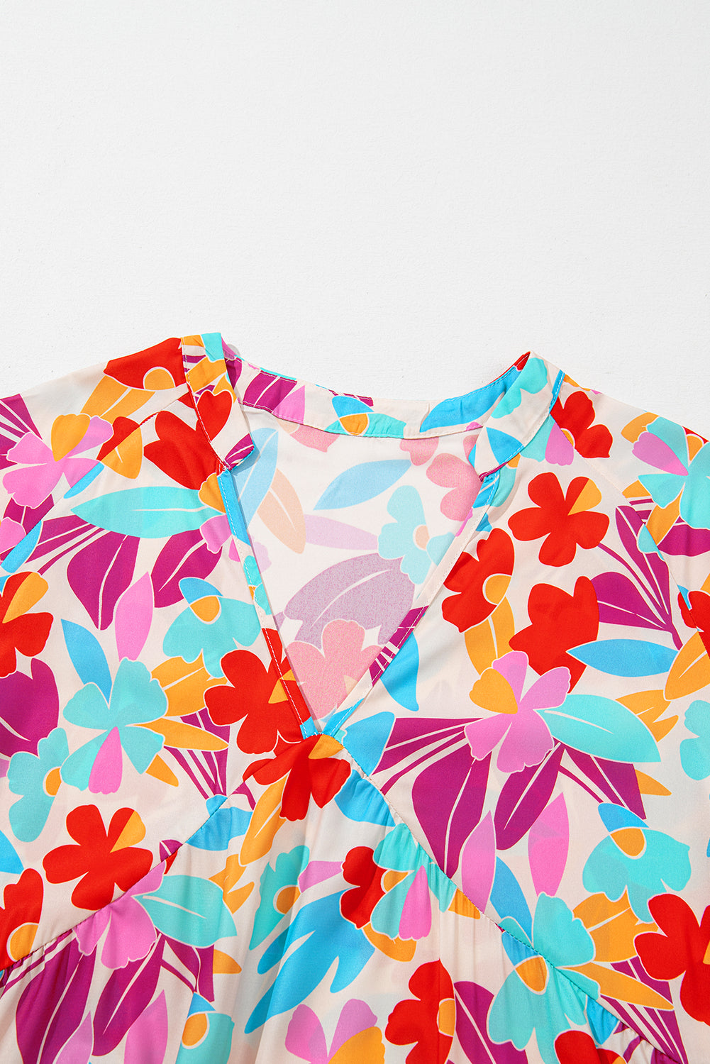 Robe grande taille fleurie à volants et col en V