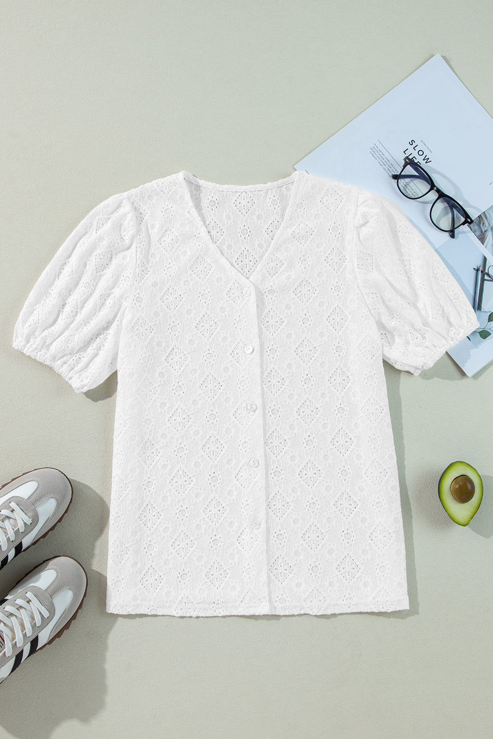 Chemise boutonnée à manches bouffantes et col en V en dentelle