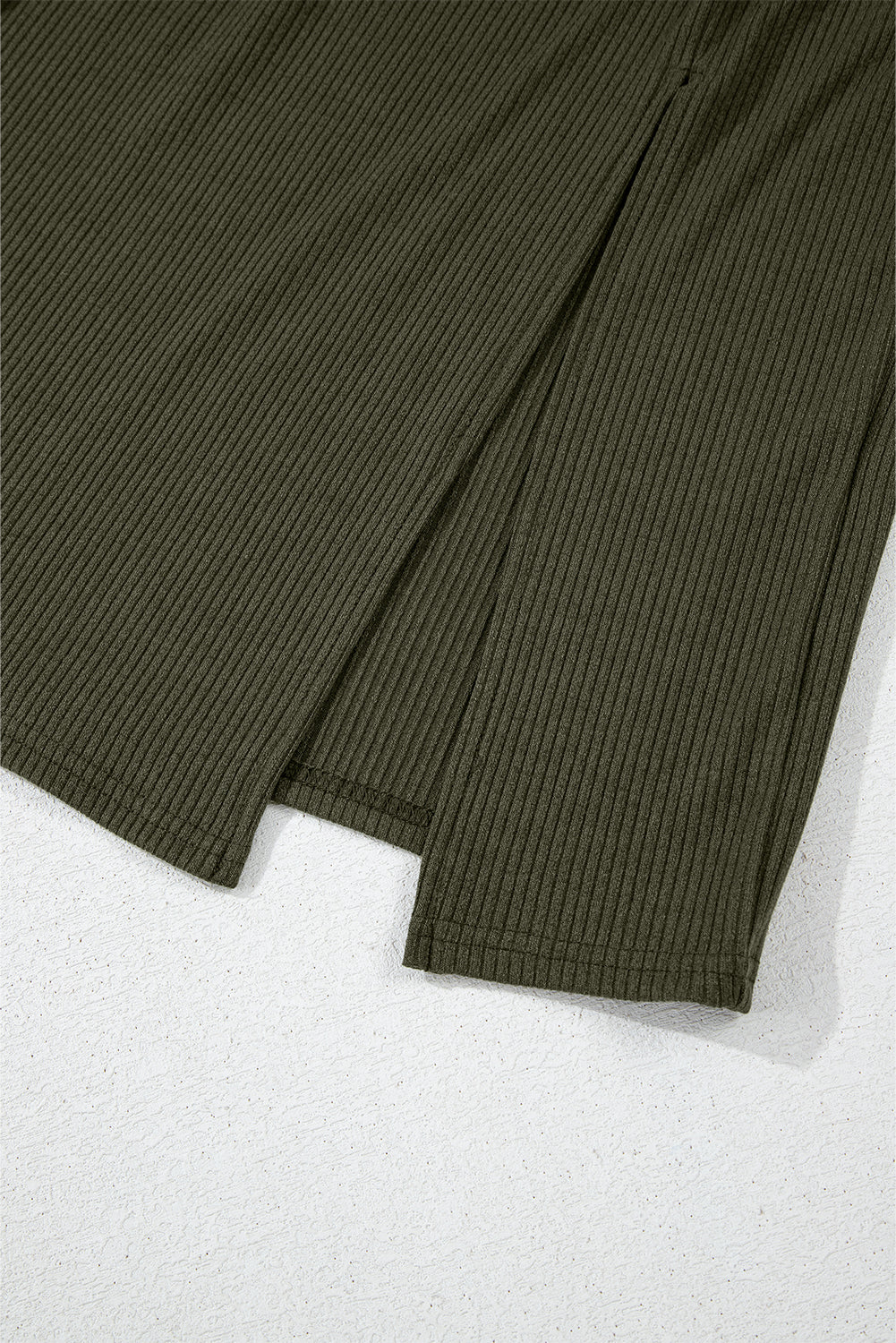 Mini-robe côtelée a manches longues et fente latérale froncée