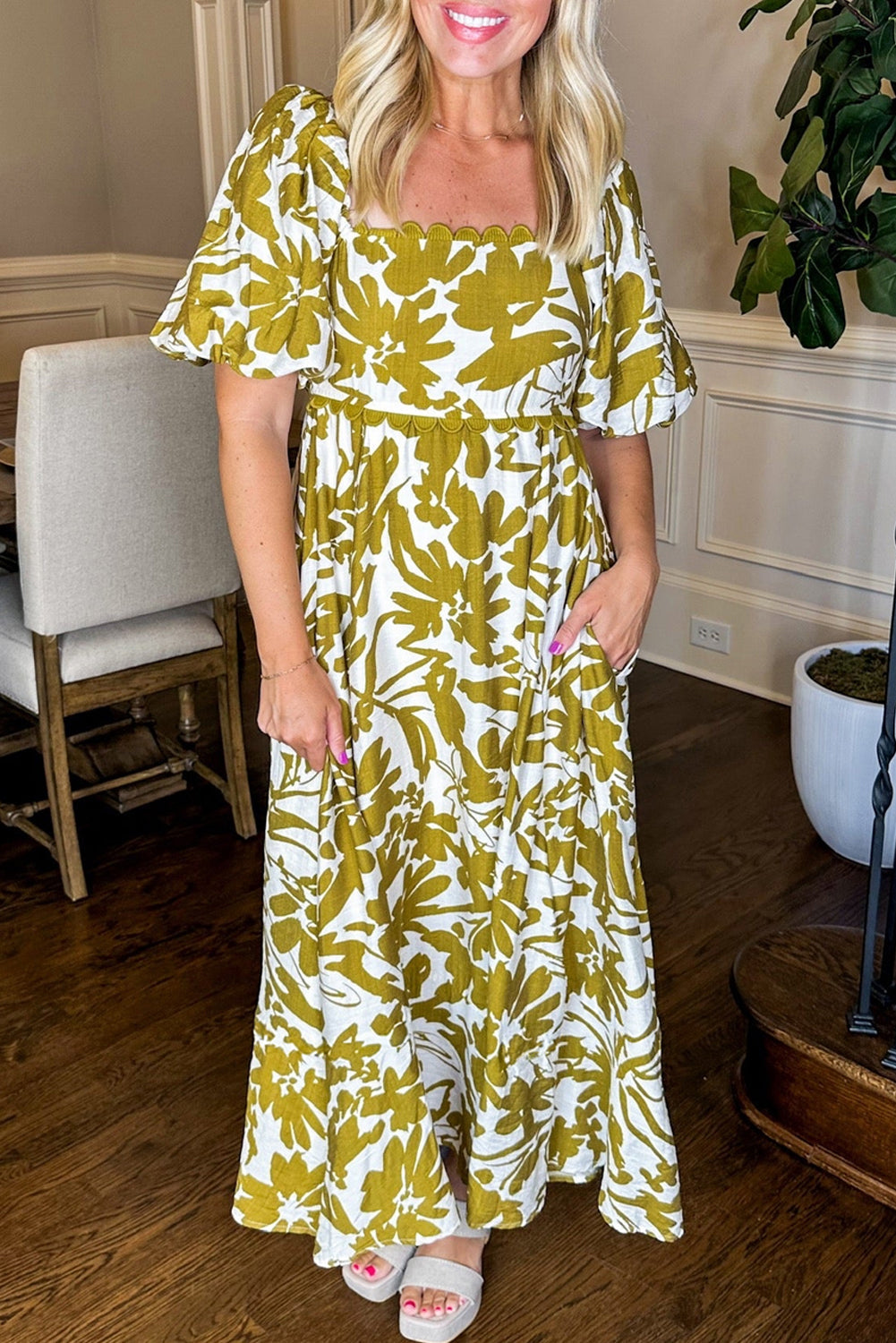 Robe longue fleurie taille haute à col carré et bordure festonnée
