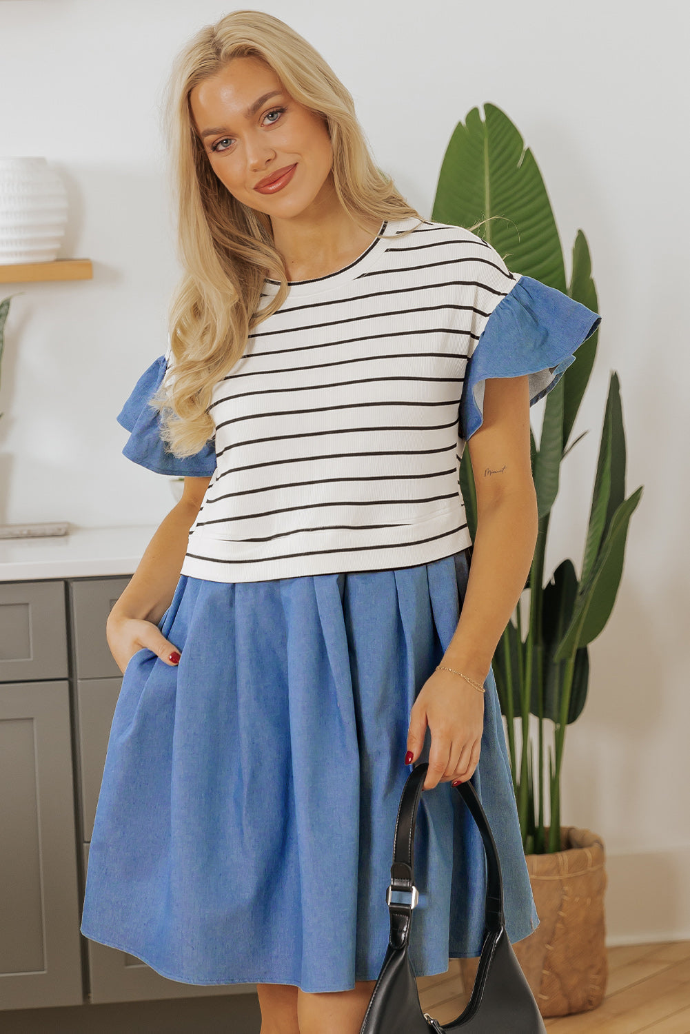 Mini-robe en denim a volants et patchwork a col rond