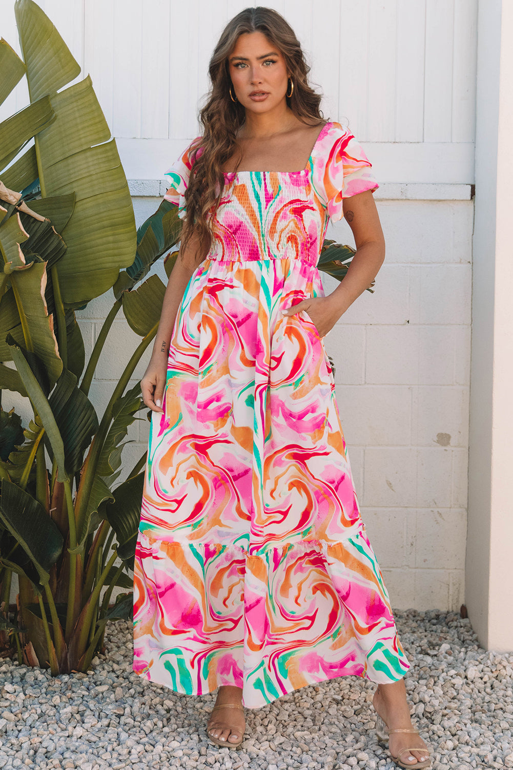Robe longue à imprimé abstrait, manches à volants et buste froncé