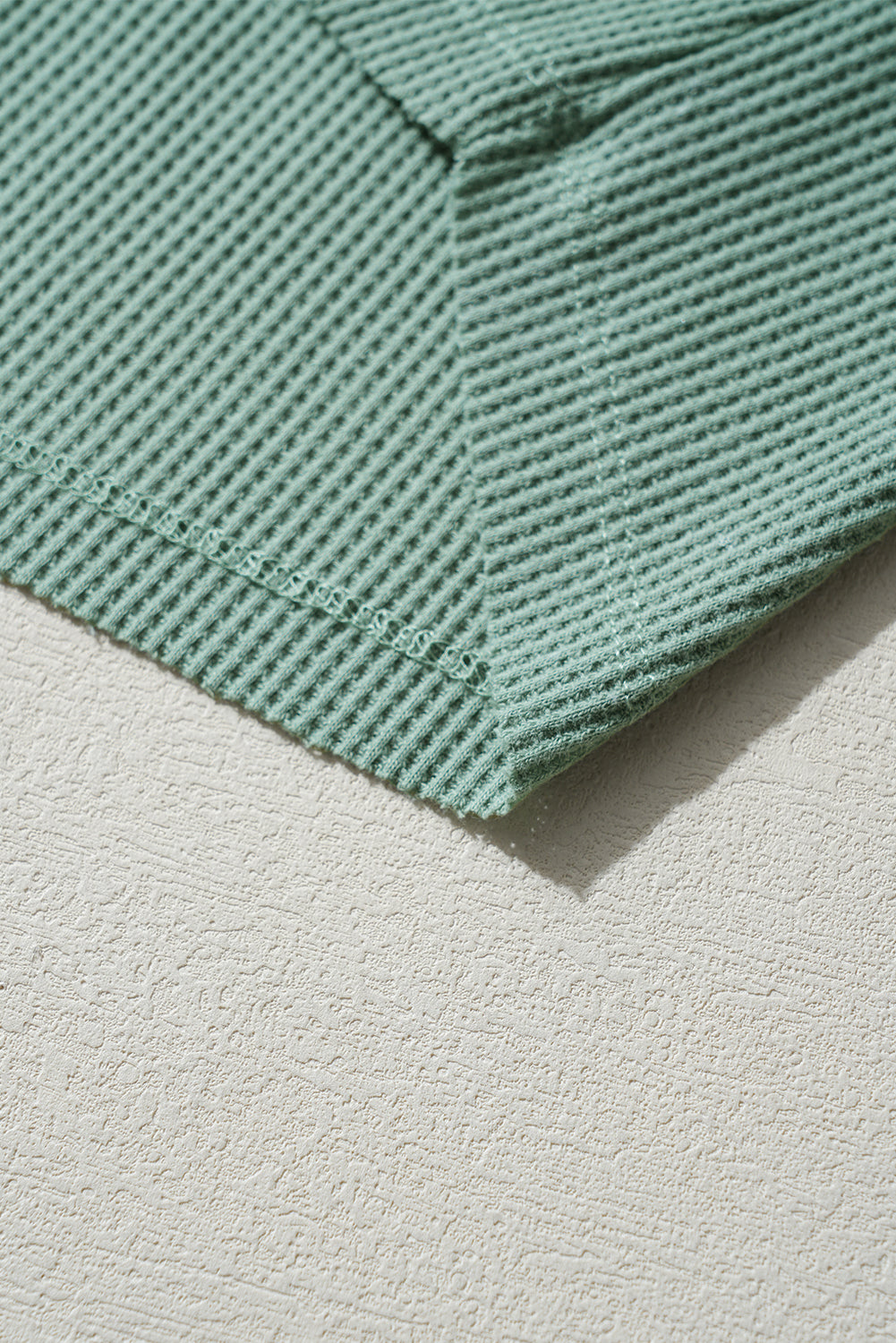 Haut a manches longues et encolure boutonnée en tricot gaufré délavé a l'acide