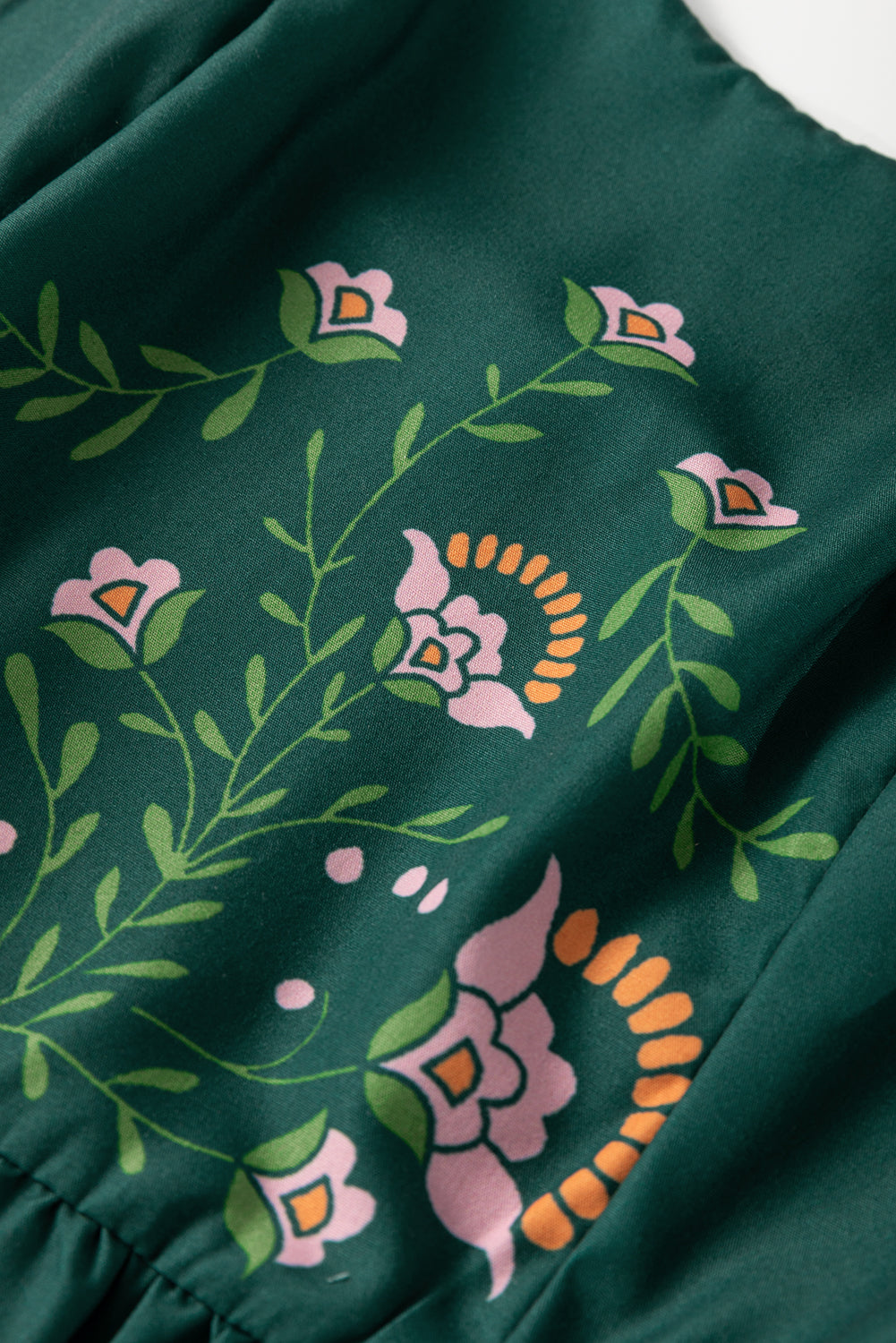 Robe longue à volants et bretelles nouées à fleurs dans le dos