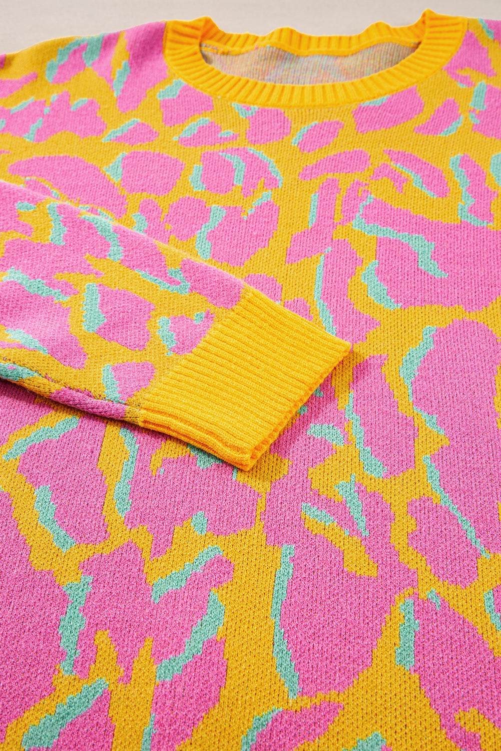 Pull ample a bordure côtelée et imprimé abstrait