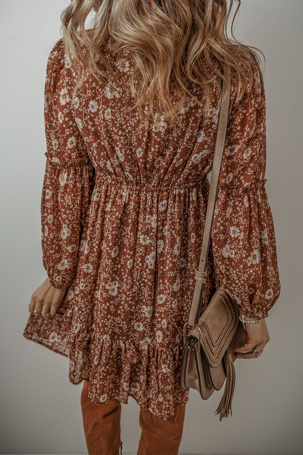 Mini-robe bohème florale à volants et manches bouffantes, col en V