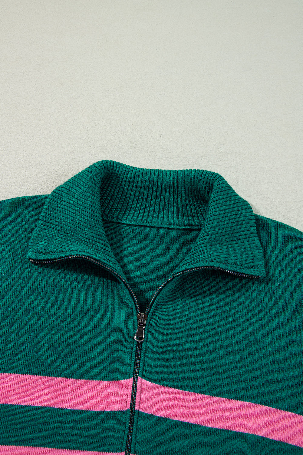 Pull surdimensionné a col et fermeture éclair sur un quart